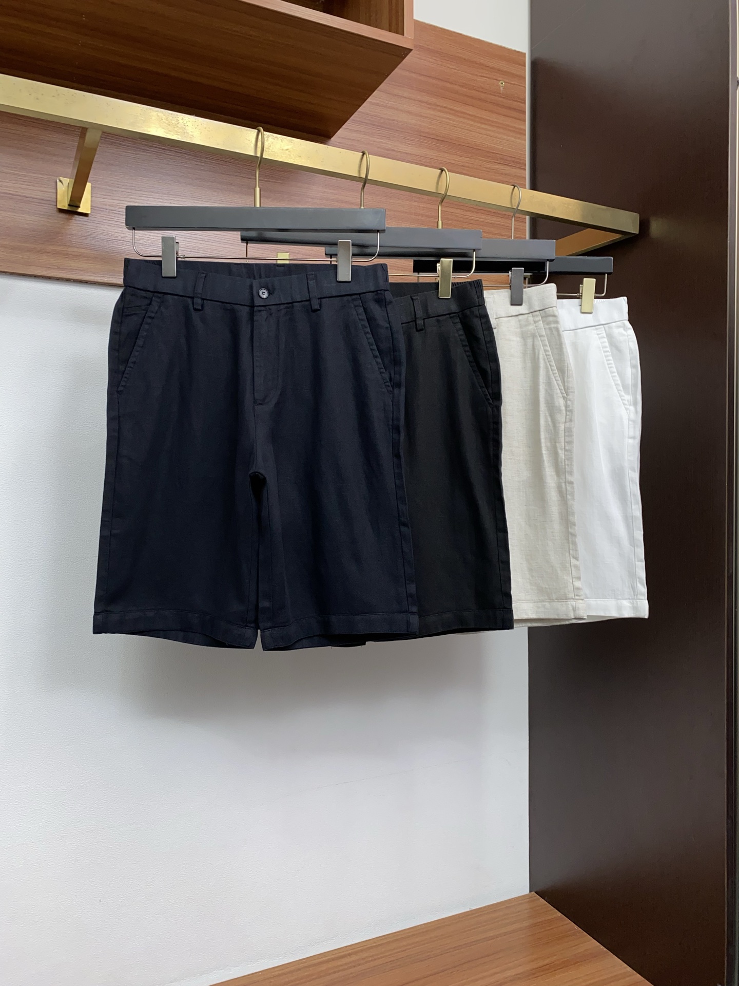 Loro Piana 诺悠翩雅 春夏新款麻料休闲短裤 品牌经典系列亚麻面料 舒适度极好，手触感强烈。定制