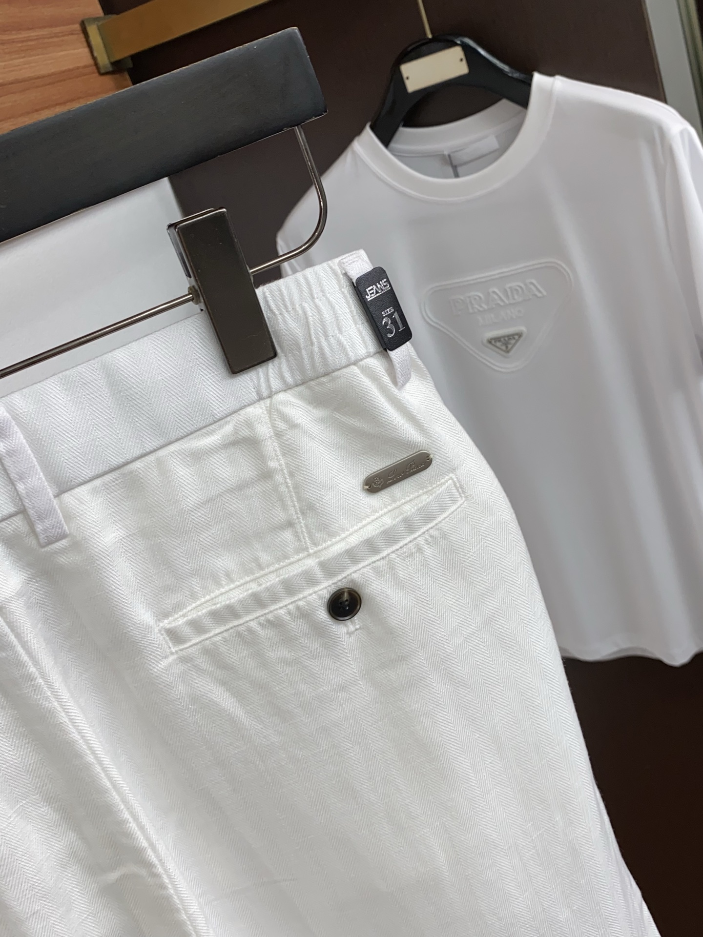 Loro Piana 诺悠翩雅 春夏新款麻料休闲短裤 品牌经典系列亚麻面料 舒适度极好，手触感强烈。定制