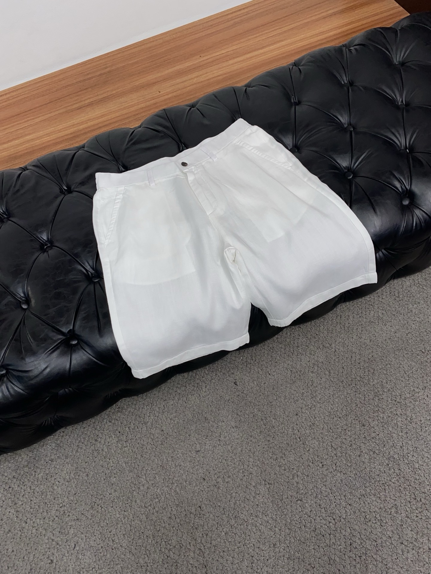 Loro Piana 诺悠翩雅 春夏新款麻料休闲短裤 品牌经典系列亚麻面料 舒适度极好，手触感强烈。定制
