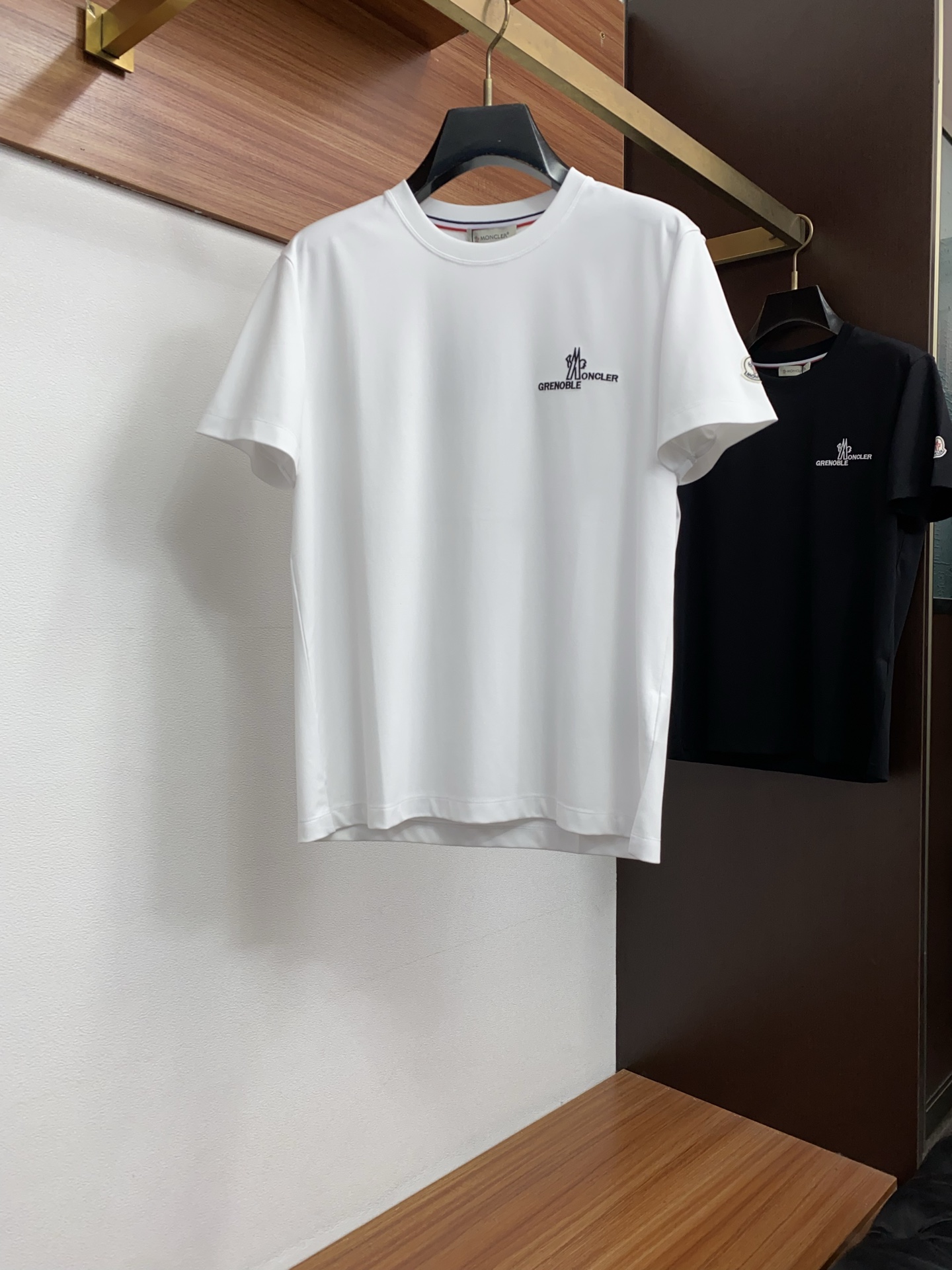蒙口 春夏新款首发专柜最新款微阔圆领短袖 高端订制 设计前卫时尚！品牌logo重工艺设计 高端定制100