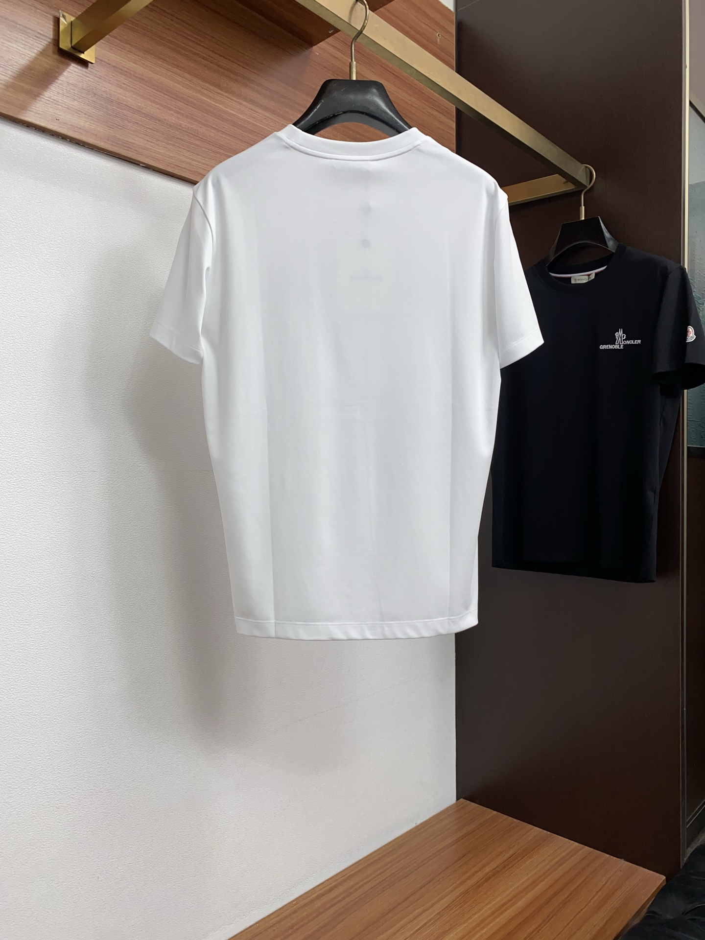 蒙口 春夏新款首发专柜最新款微阔圆领短袖 高端订制 设计前卫时尚！品牌logo重工艺设计 高端定制100