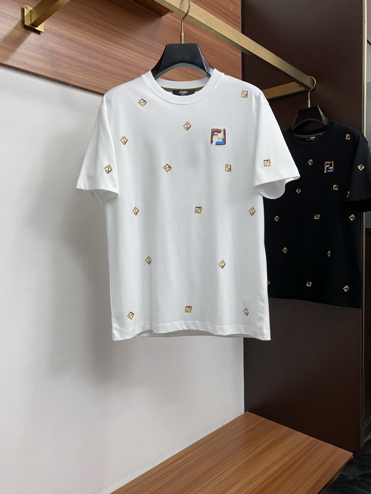 芬迪 春夏新款首发专柜最新款微阔圆领短袖 高端订制 设计前卫时尚！品牌logo重工艺设计 高端定制100