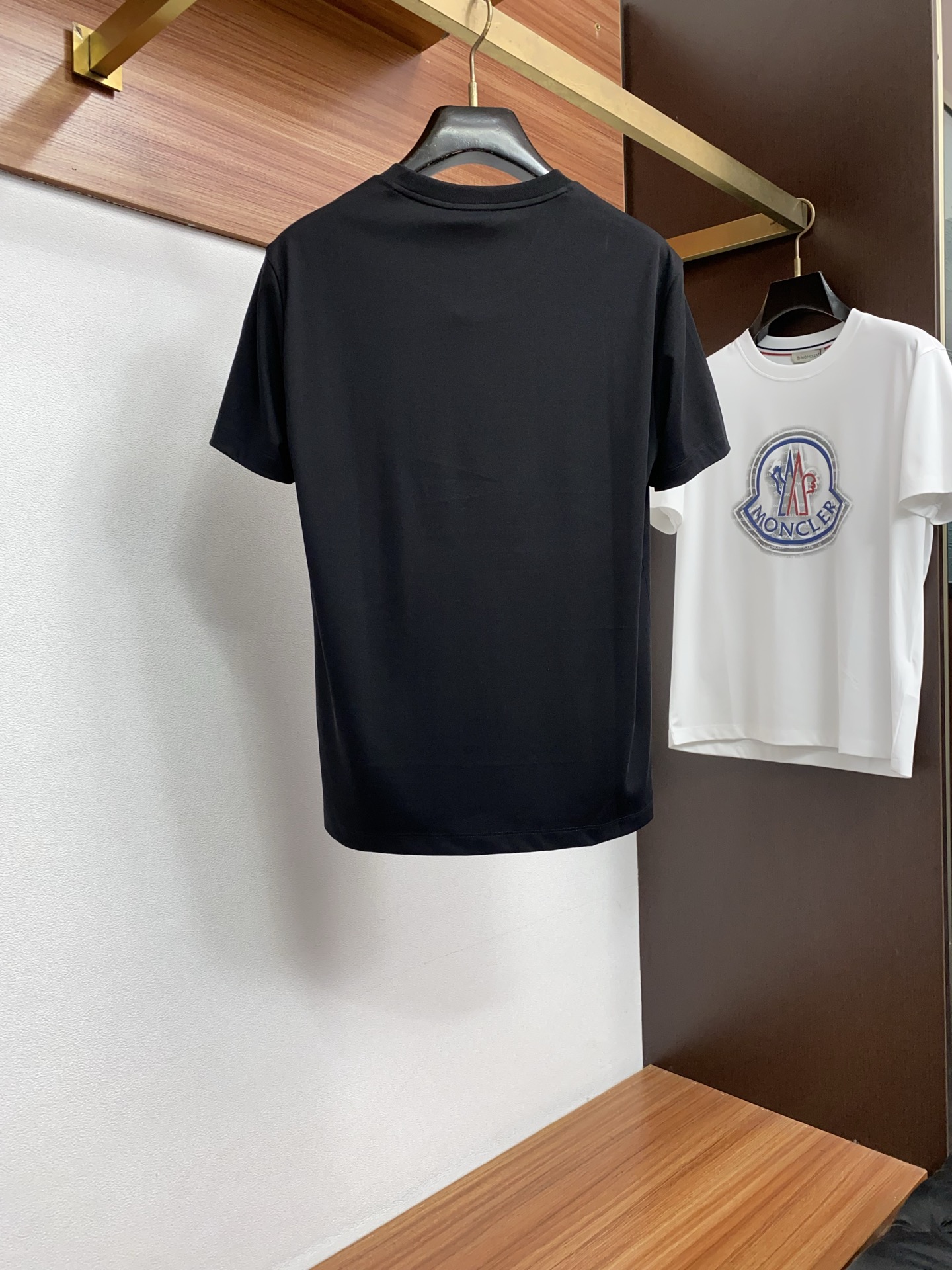 蒙口 春夏新款首发专柜最新款微阔圆领短袖 高端订制 设计前卫时尚！品牌logo重工艺设计 高端定制100