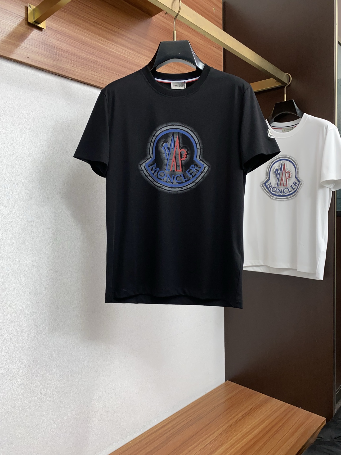 蒙口 春夏新款首发专柜最新款微阔圆领短袖 高端订制 设计前卫时尚！品牌logo重工艺设计 高端定制100