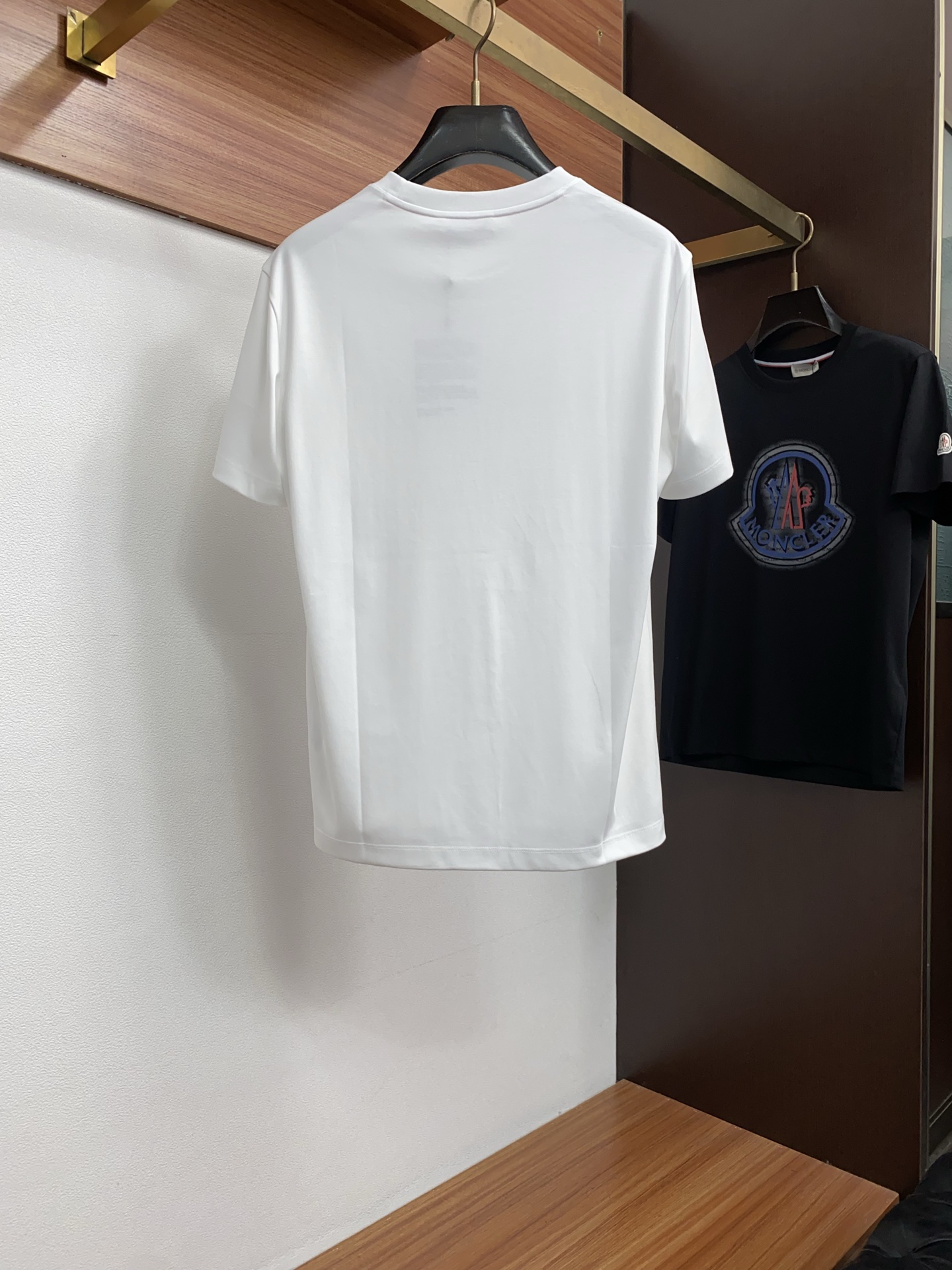 蒙口 春夏新款首发专柜最新款微阔圆领短袖 高端订制 设计前卫时尚！品牌logo重工艺设计 高端定制100