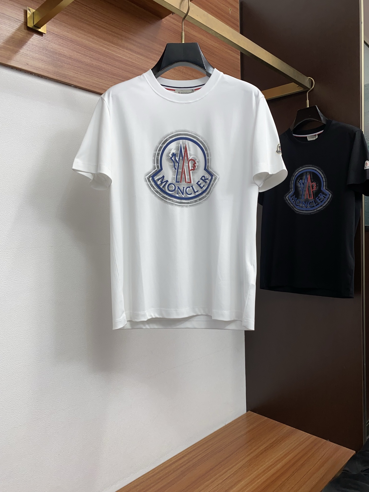 蒙口 春夏新款首发专柜最新款微阔圆领短袖 高端订制 设计前卫时尚！品牌logo重工艺设计 高端定制100