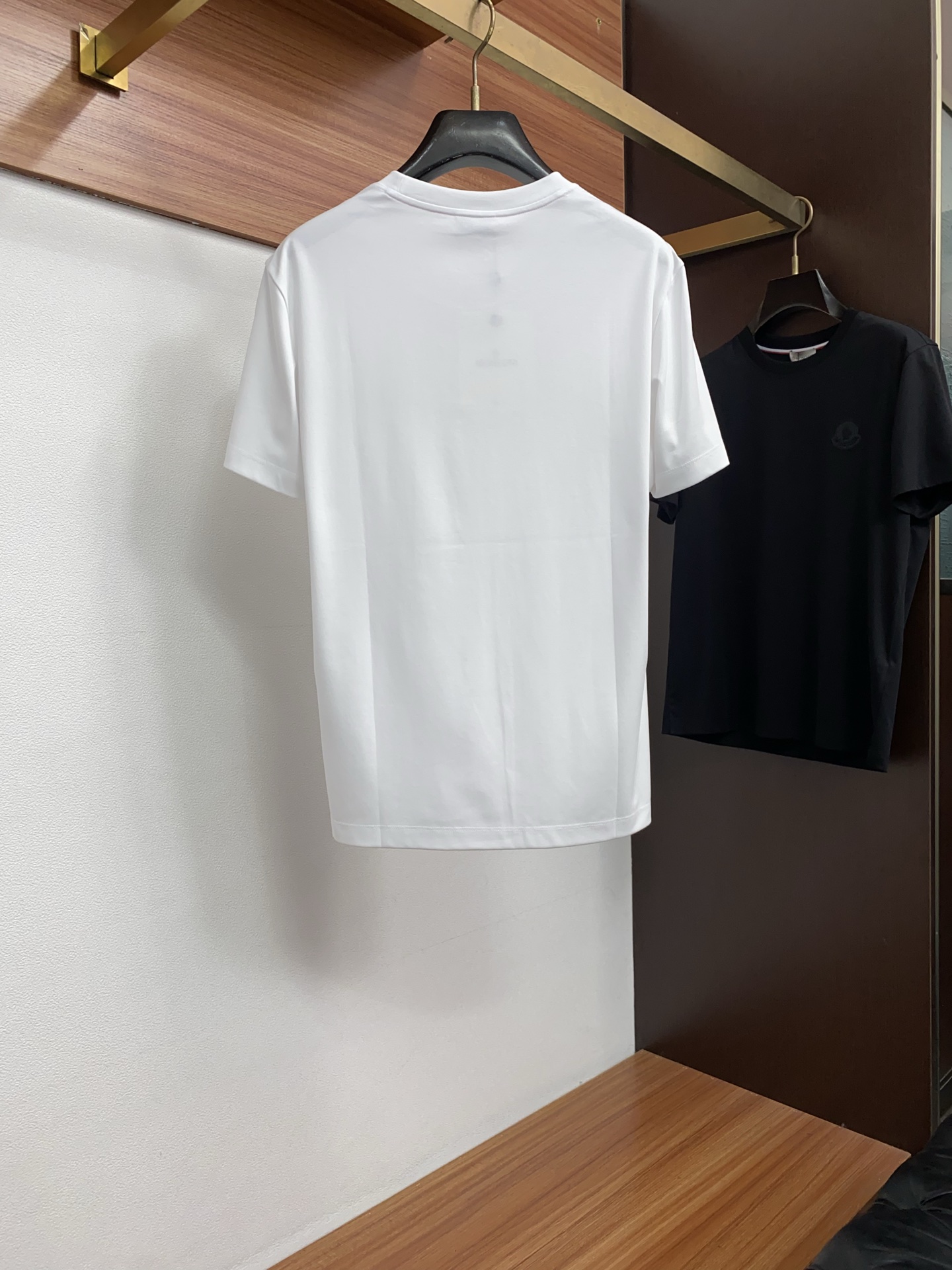 蒙口 春夏新款首发专柜最新款微阔圆领短袖 高端订制 设计前卫时尚！品牌logo重工艺设计 高端定制100