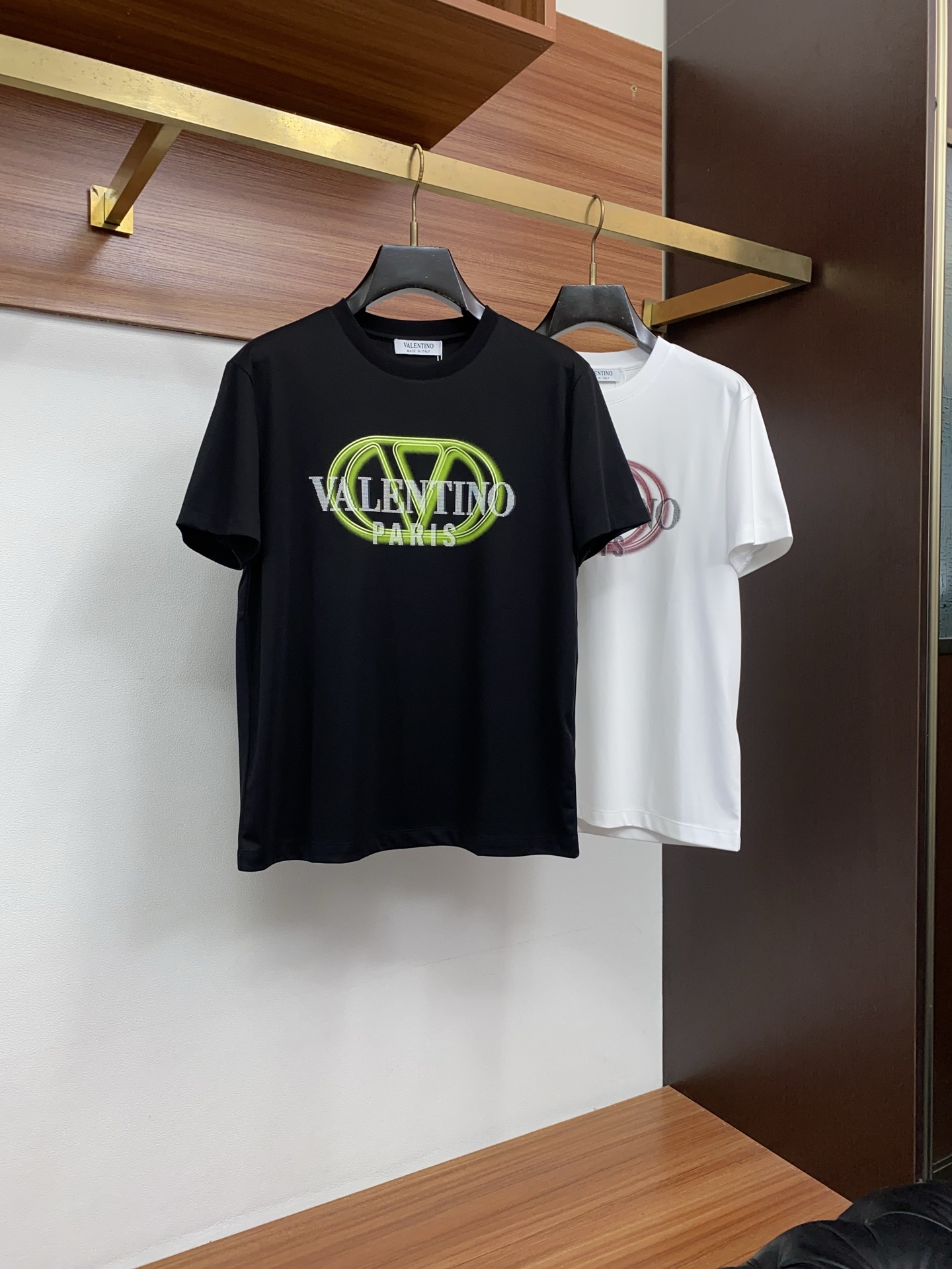 VT 春夏新款首发专柜最新款微阔圆领短袖 高端订制 设计前卫时尚！品牌logo重工艺设计 高端定制100