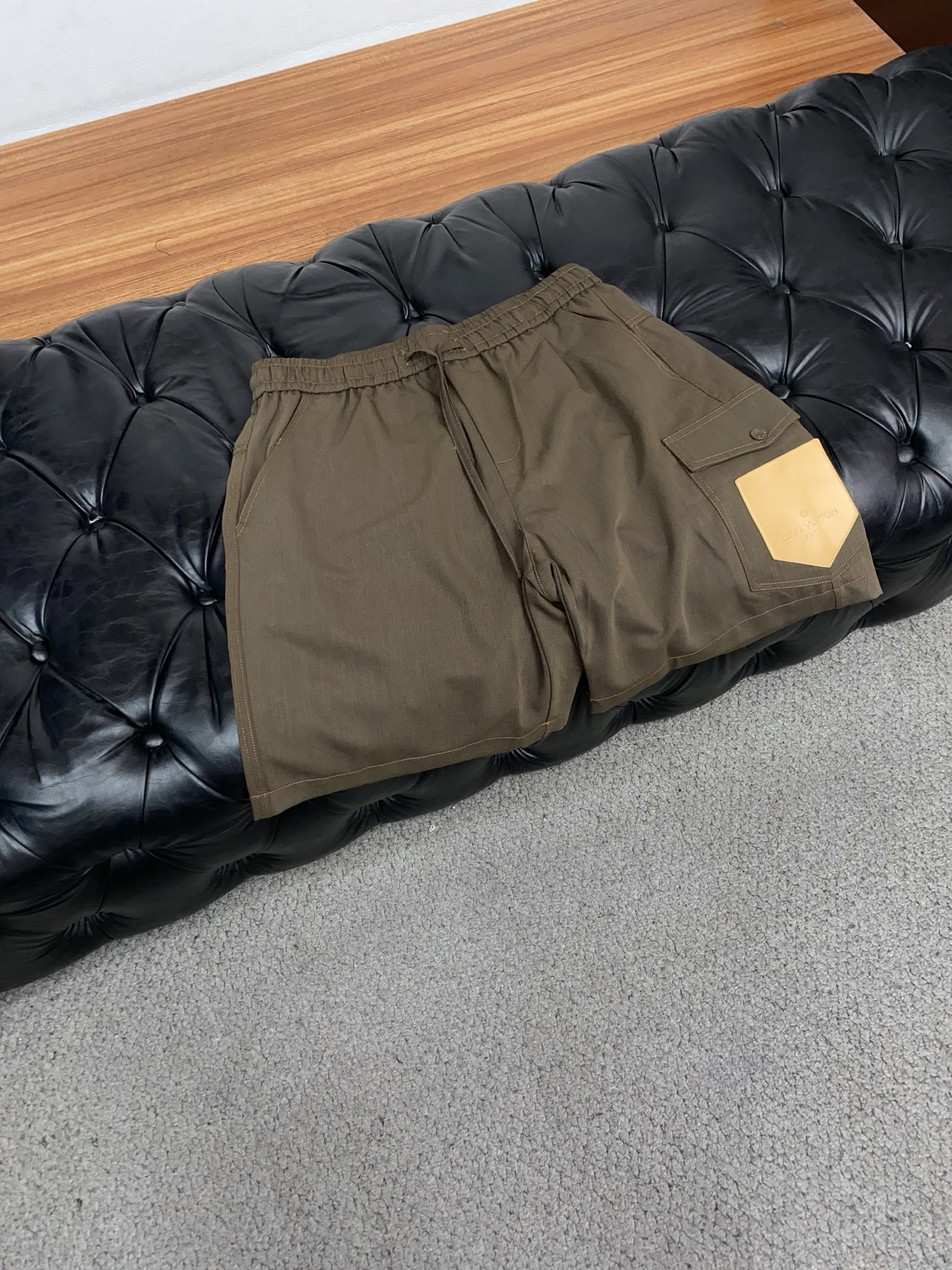1v 路易威登 春夏新款休闲短裤 品牌经典系列 速干沙滩裤面料 舒适度极好，手触感强烈。原版品牌logo