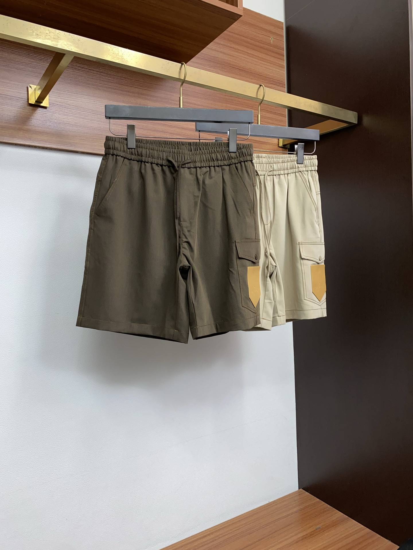 1v 路易威登 春夏新款休闲短裤 品牌经典系列 速干沙滩裤面料 舒适度极好，手触感强烈。原版品牌logo