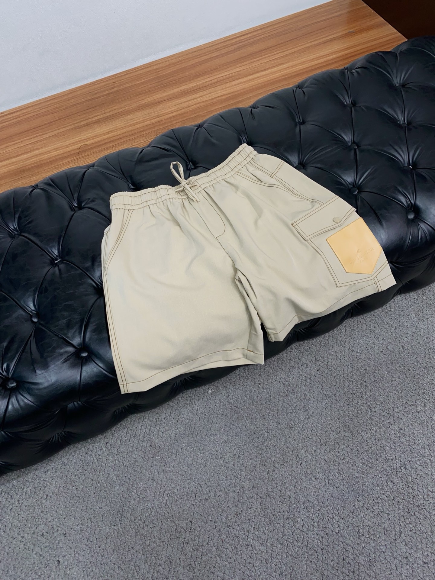 1v 路易威登 春夏新款休闲短裤 品牌经典系列 速干沙滩裤面料 舒适度极好，手触感强烈。原版品牌logo