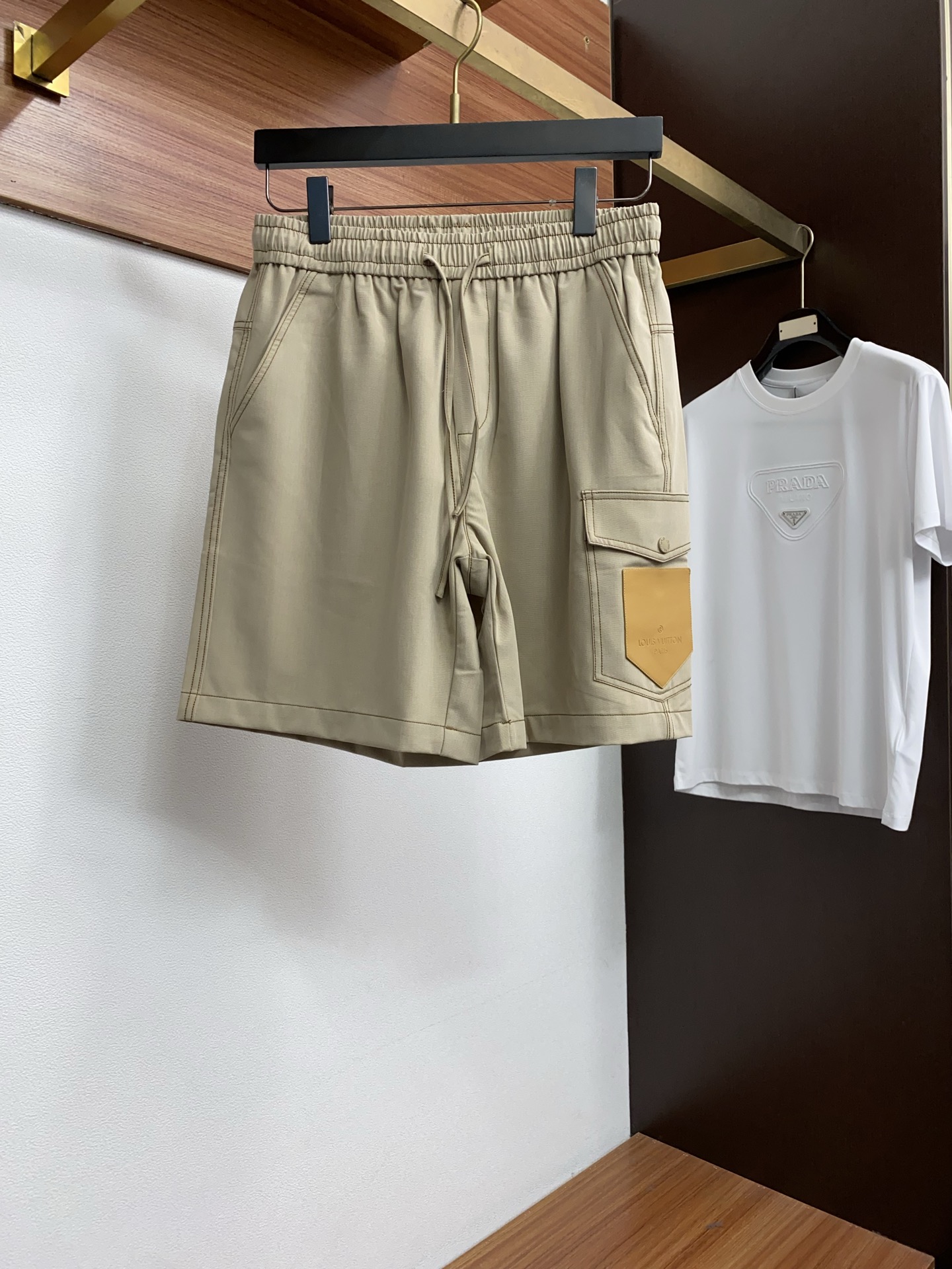 1v 路易威登 春夏新款休闲短裤 品牌经典系列 速干沙滩裤面料 舒适度极好，手触感强烈。原版品牌logo
