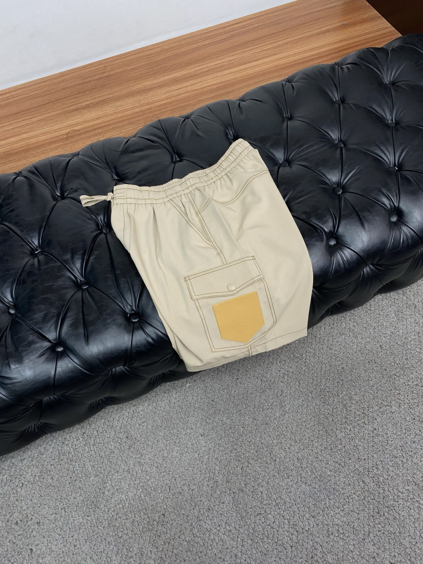1v 路易威登 春夏新款休闲短裤 品牌经典系列 速干沙滩裤面料 舒适度极好，手触感强烈。原版品牌logo