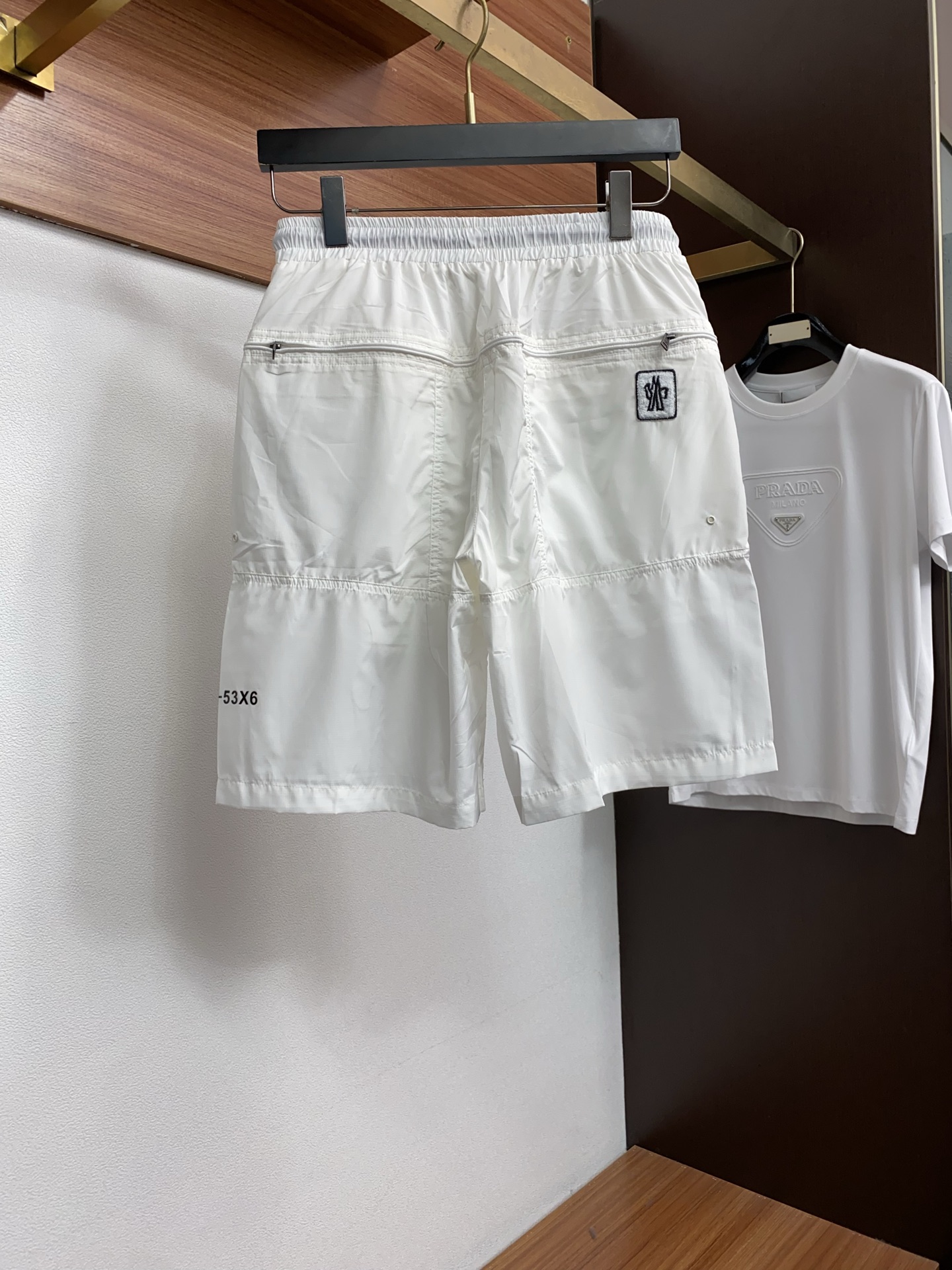 蒙口 春夏新款休闲短裤 品牌经典系列 速干沙滩裤面料 舒适度极好，手触感强烈。原版品牌logo 辨识度极