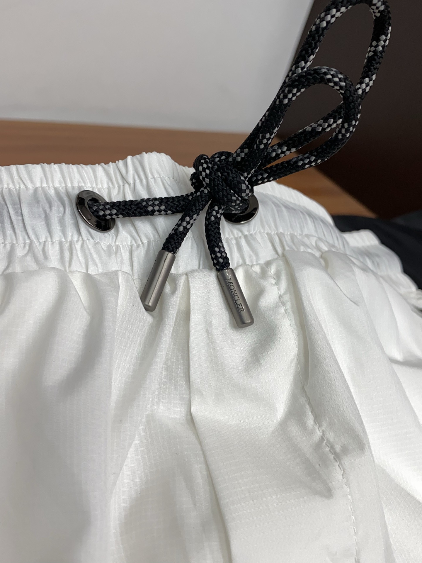 蒙口 春夏新款休闲短裤 品牌经典系列 速干沙滩裤面料 舒适度极好，手触感强烈。原版品牌logo 辨识度极