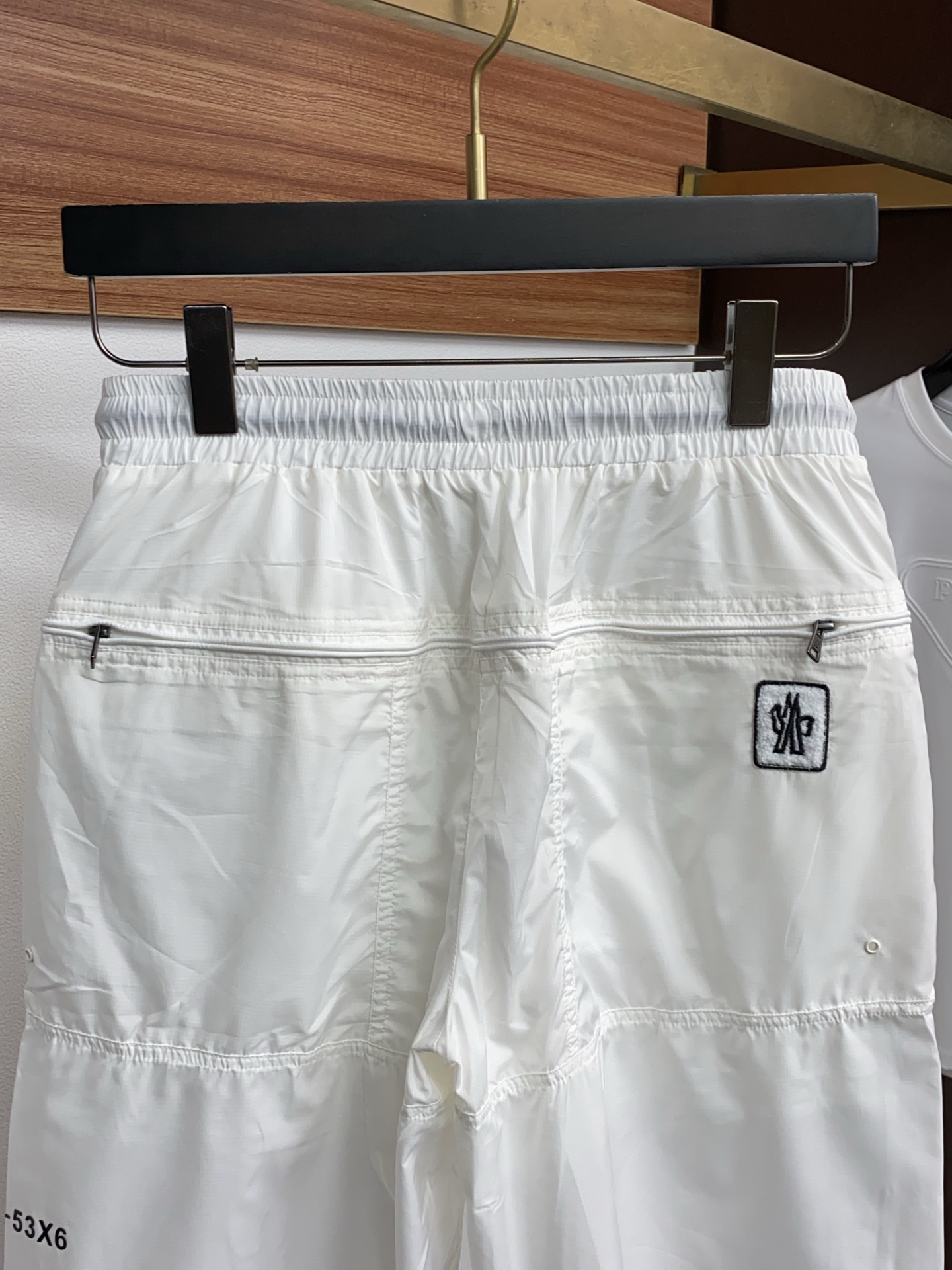 蒙口 春夏新款休闲短裤 品牌经典系列 速干沙滩裤面料 舒适度极好，手触感强烈。原版品牌logo 辨识度极