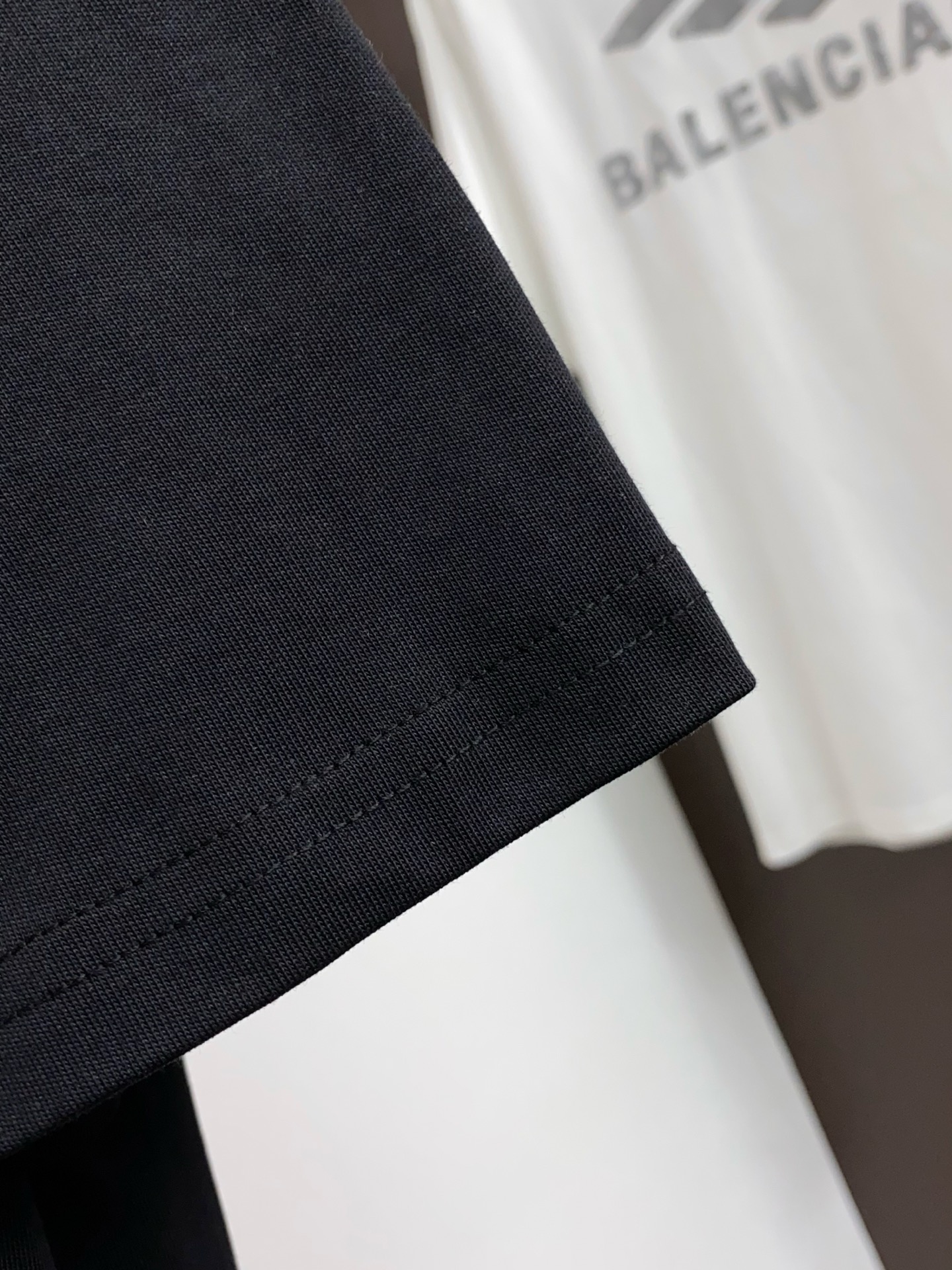 巴黎世家 码数偏大 S- XXL 最大穿210 斤 ss新工艺logo纯棉质微阔版圆领男士短袖T恤，新季