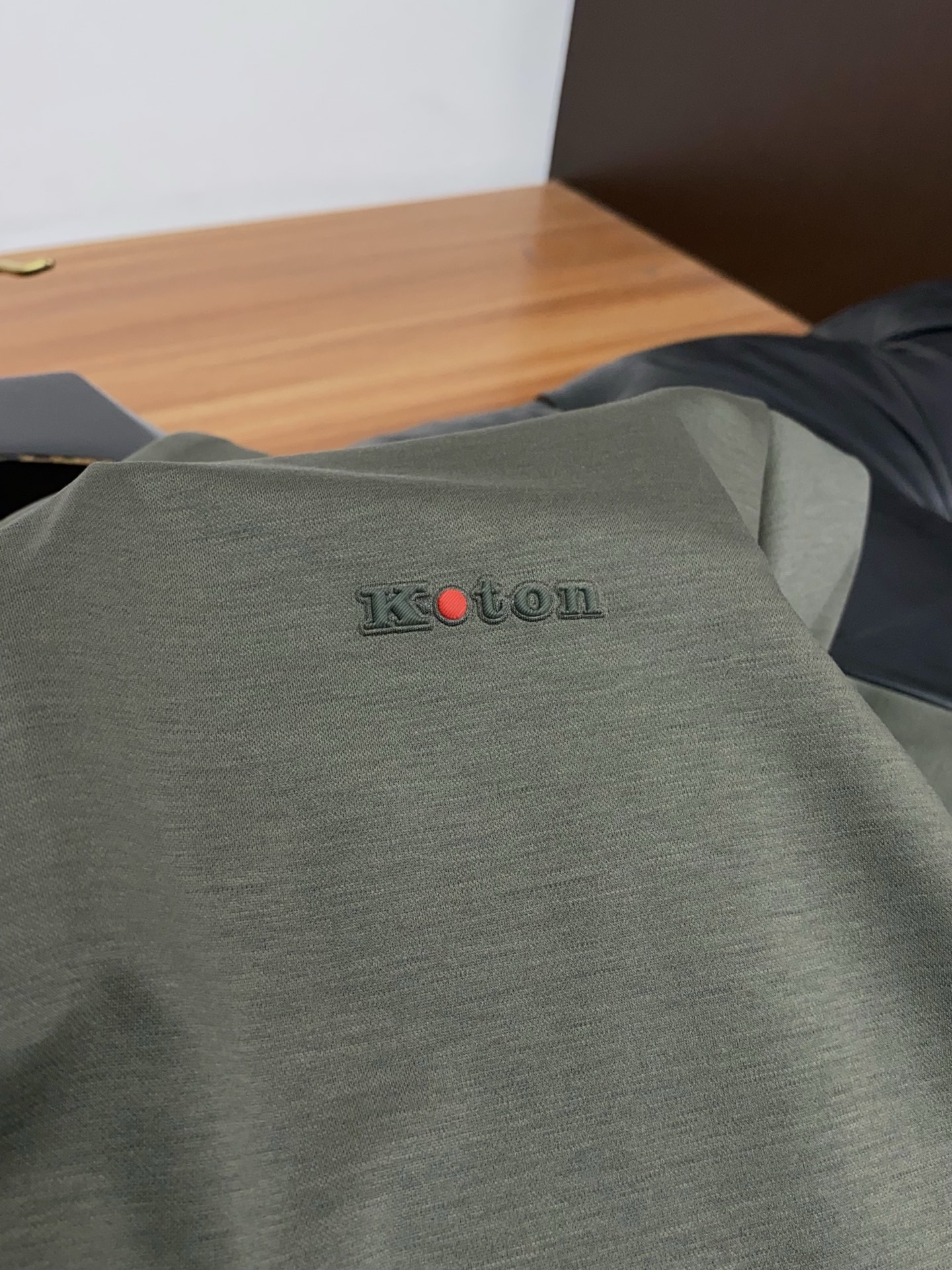 kiton 2026春夏新品细纹珠地商务Polo，极简的衣身造型！顶级丝光珠地质地 整体的触感极为舒适，