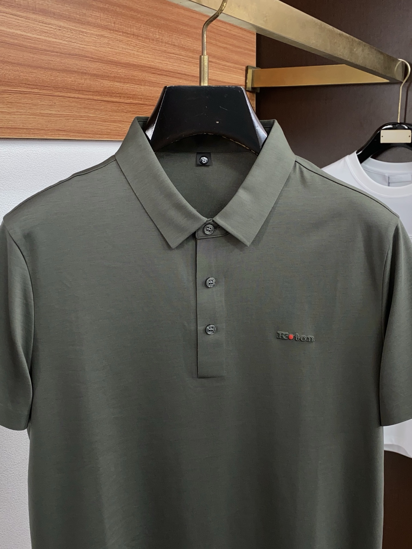 kiton 2026春夏新品细纹珠地商务Polo，极简的衣身造型！顶级丝光珠地质地 整体的触感极为舒适，