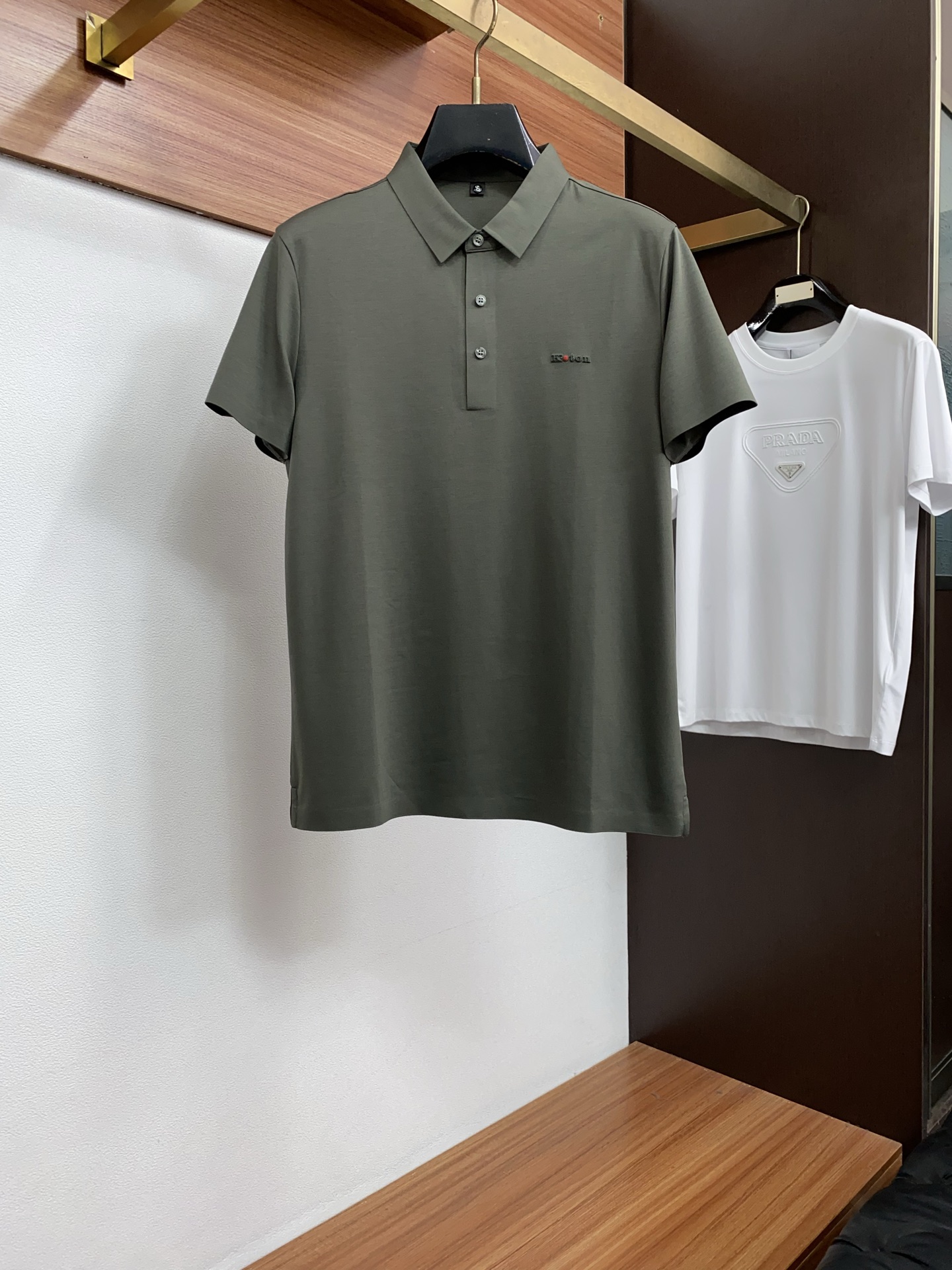kiton 2026春夏新品细纹珠地商务Polo，极简的衣身造型！顶级丝光珠地质地 整体的触感极为舒适，