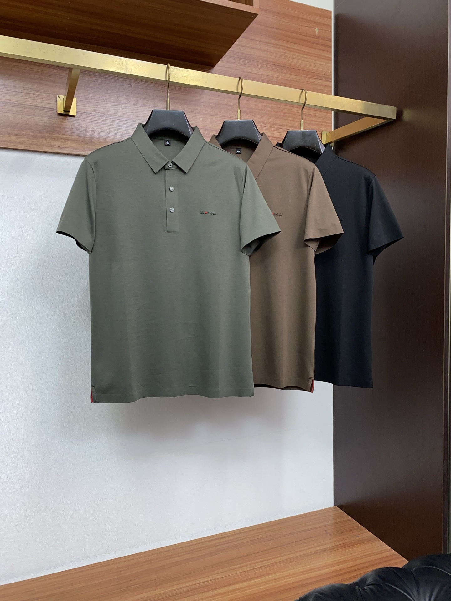 kiton 2026春夏新品细纹珠地商务Polo，极简的衣身造型！顶级丝光珠地质地 整体的触感极为舒适，