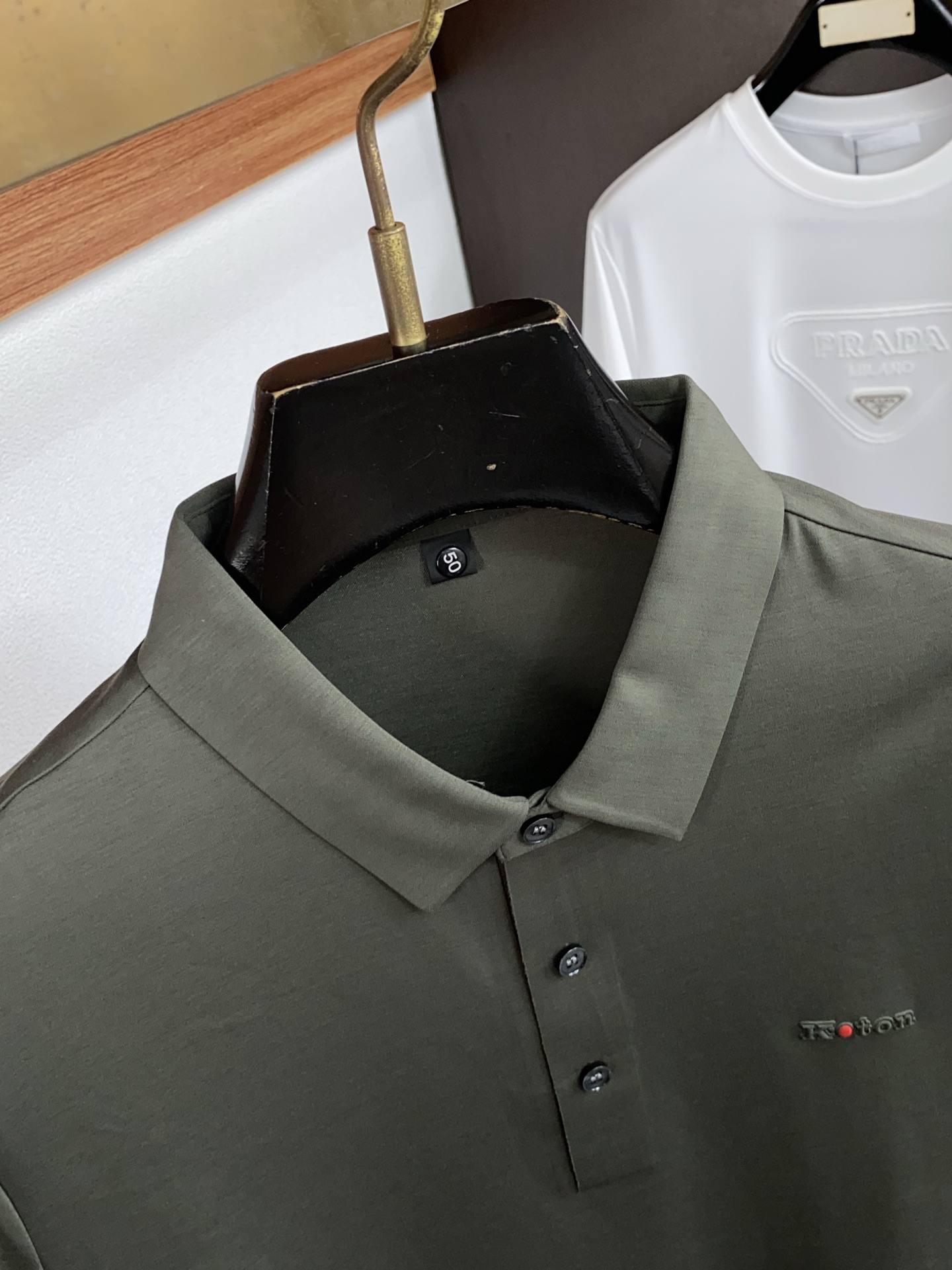 kiton 2026春夏新品细纹珠地商务Polo，极简的衣身造型！顶级丝光珠地质地 整体的触感极为舒适，