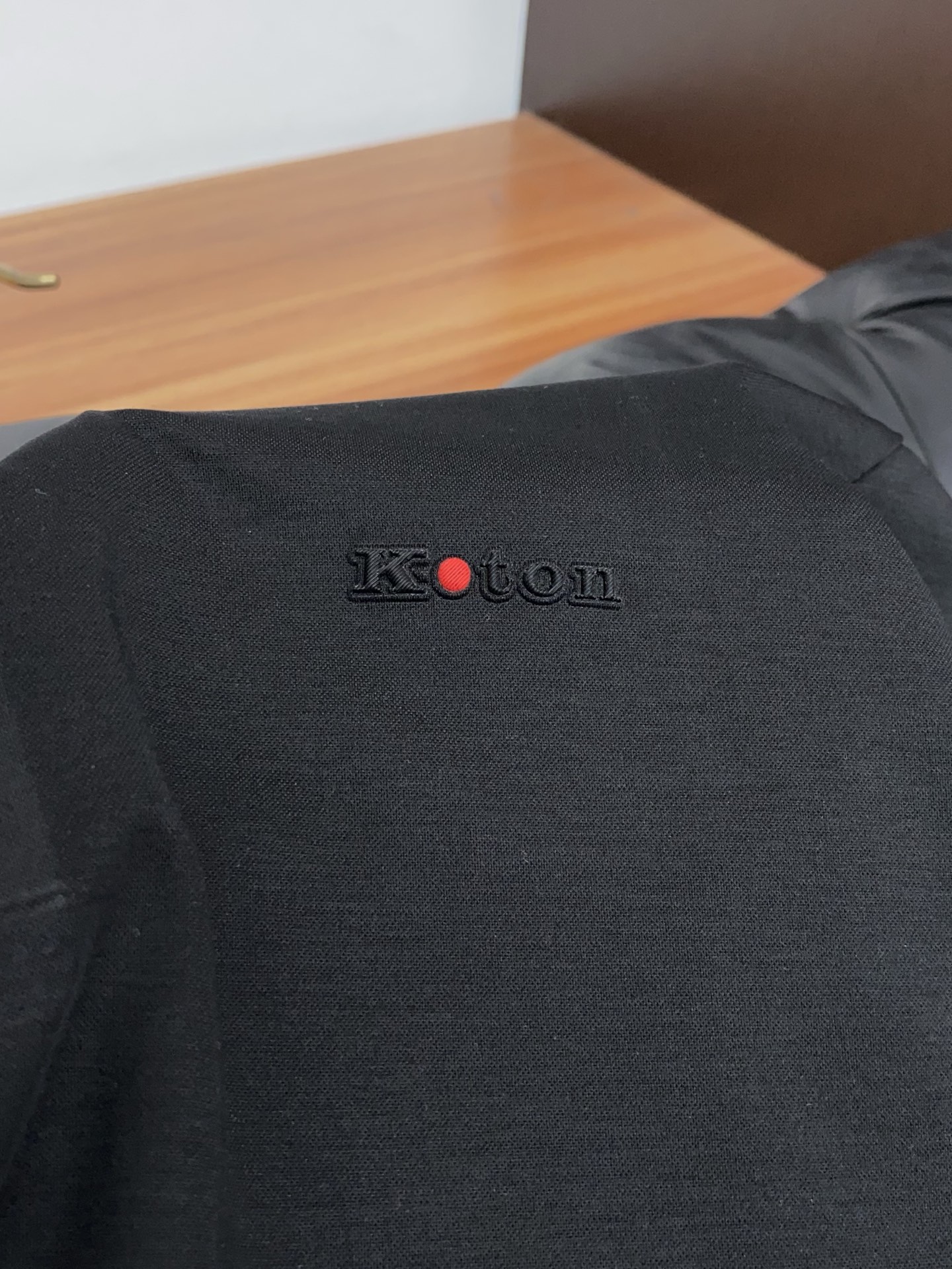 kiton 2026春夏新品细纹珠地商务Polo，极简的衣身造型！顶级丝光珠地质地 整体的触感极为舒适，