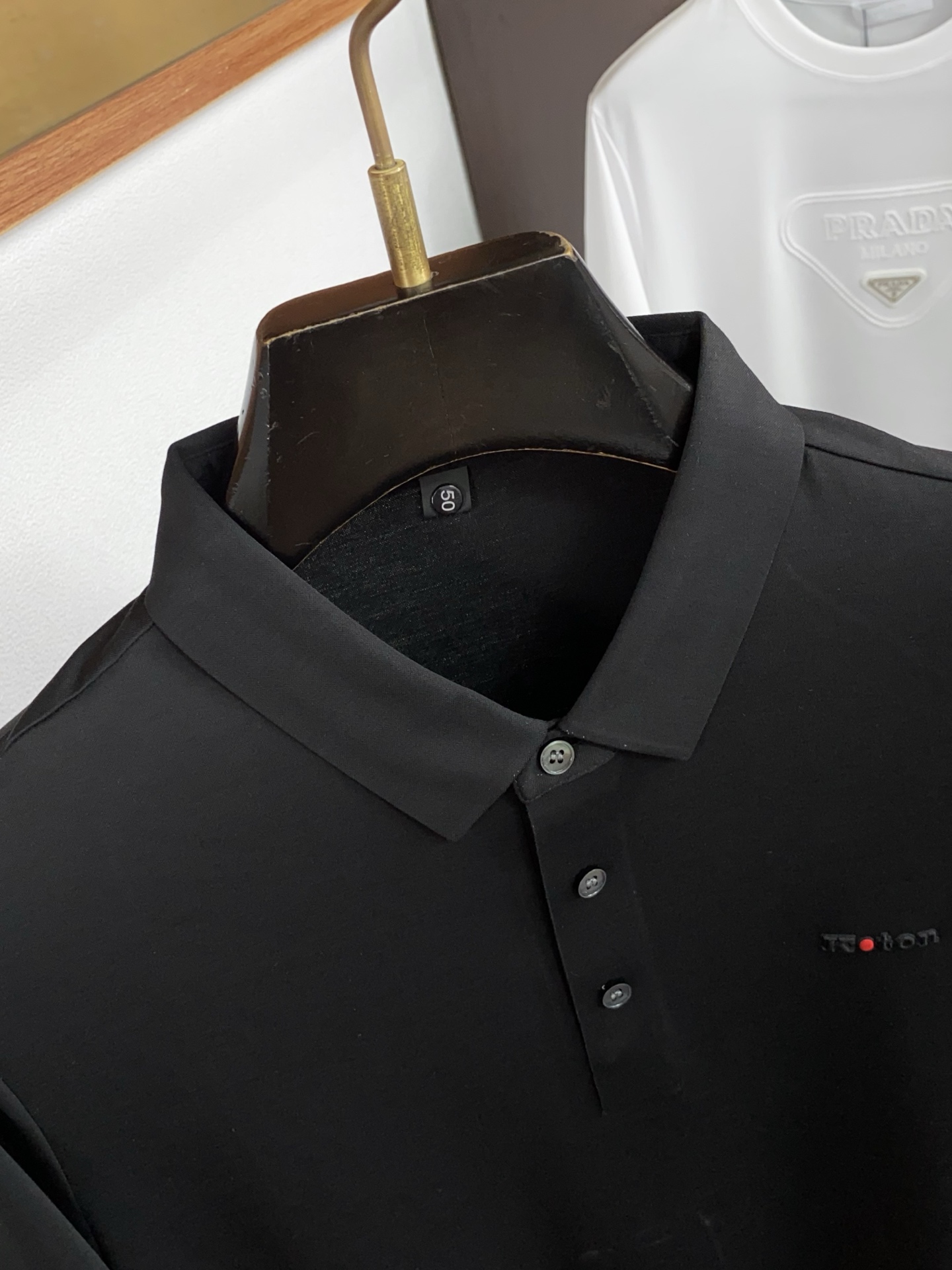 kiton 2026春夏新品细纹珠地商务Polo，极简的衣身造型！顶级丝光珠地质地 整体的触感极为舒适，