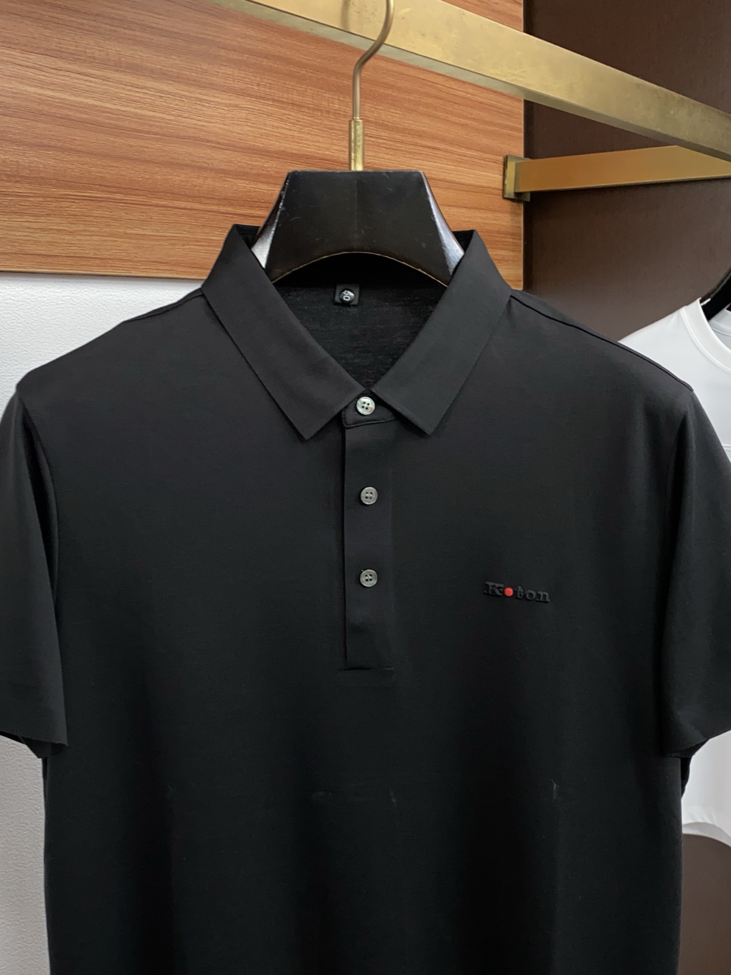 kiton 2026春夏新品细纹珠地商务Polo，极简的衣身造型！顶级丝光珠地质地 整体的触感极为舒适，