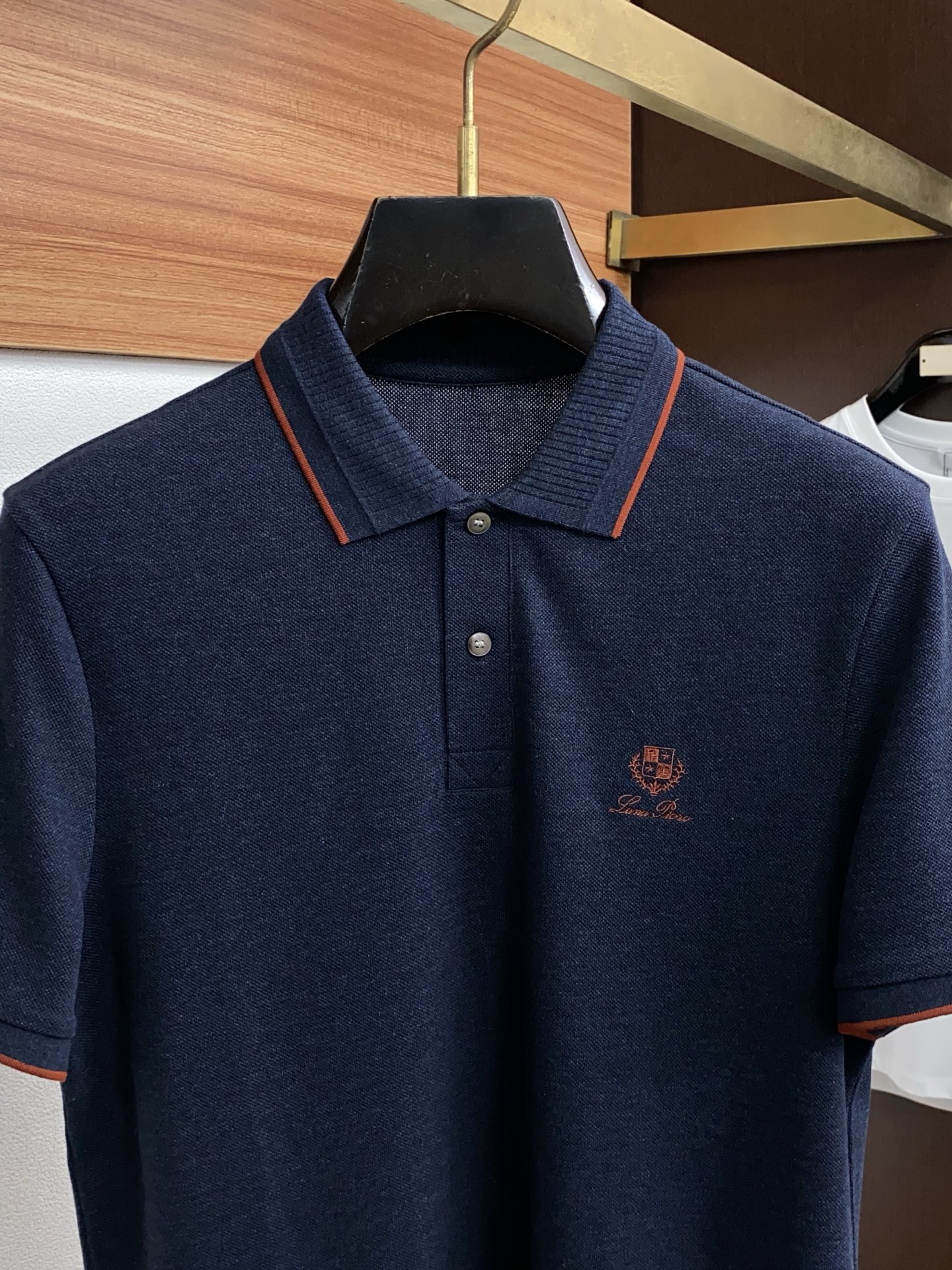 Loro Piana 诺悠翩雅 2026春夏新品细纹珠地商务Polo，极简的衣身造型！顶级丝光珠地质地 
