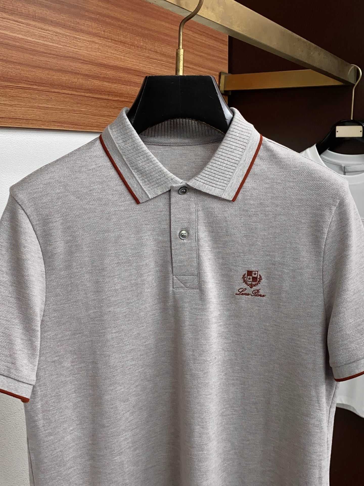 Loro Piana 诺悠翩雅 2026春夏新品细纹珠地商务Polo，极简的衣身造型！顶级丝光珠地质地 