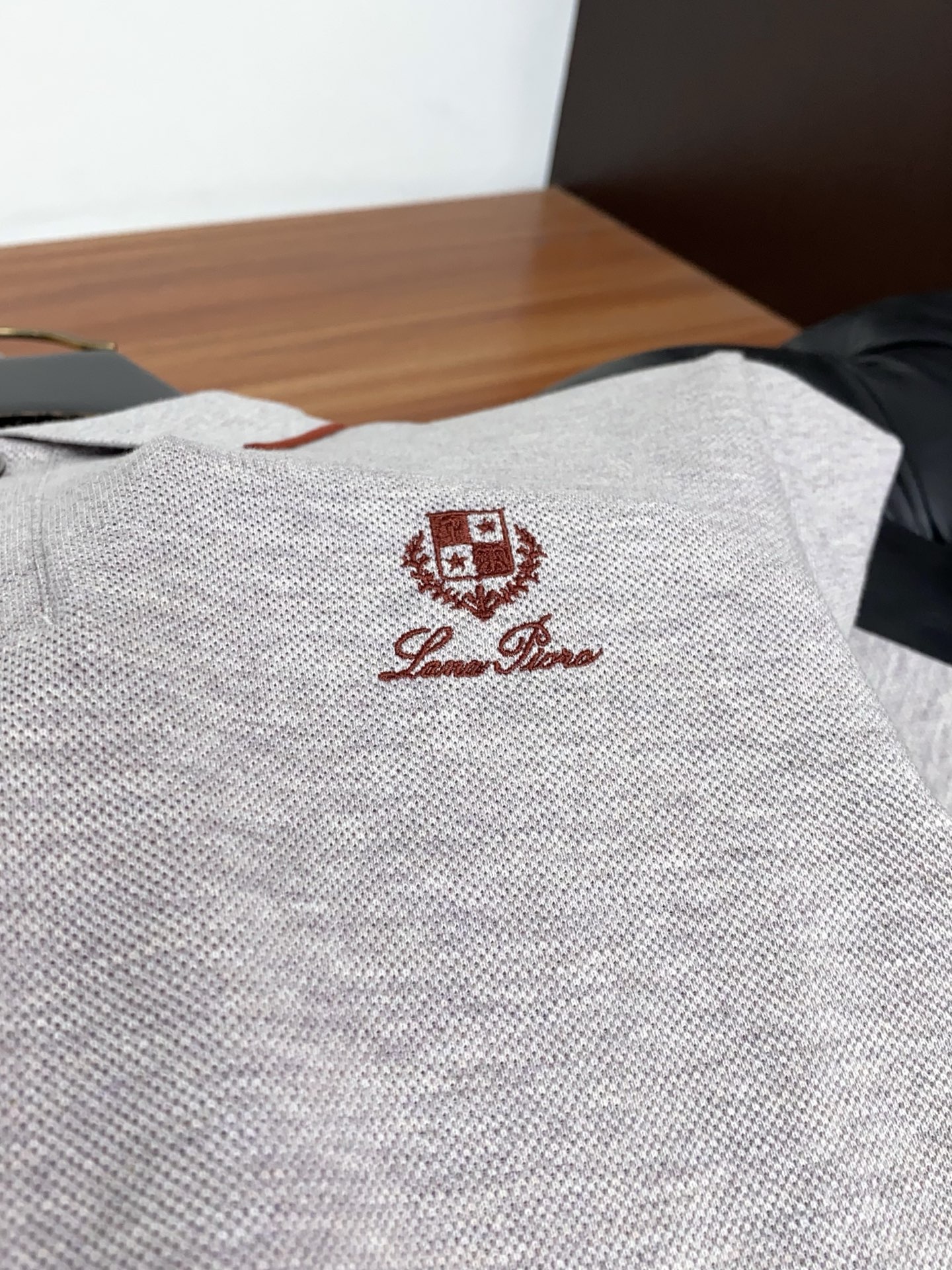 Loro Piana 诺悠翩雅 2026春夏新品细纹珠地商务Polo，极简的衣身造型！顶级丝光珠地质地 