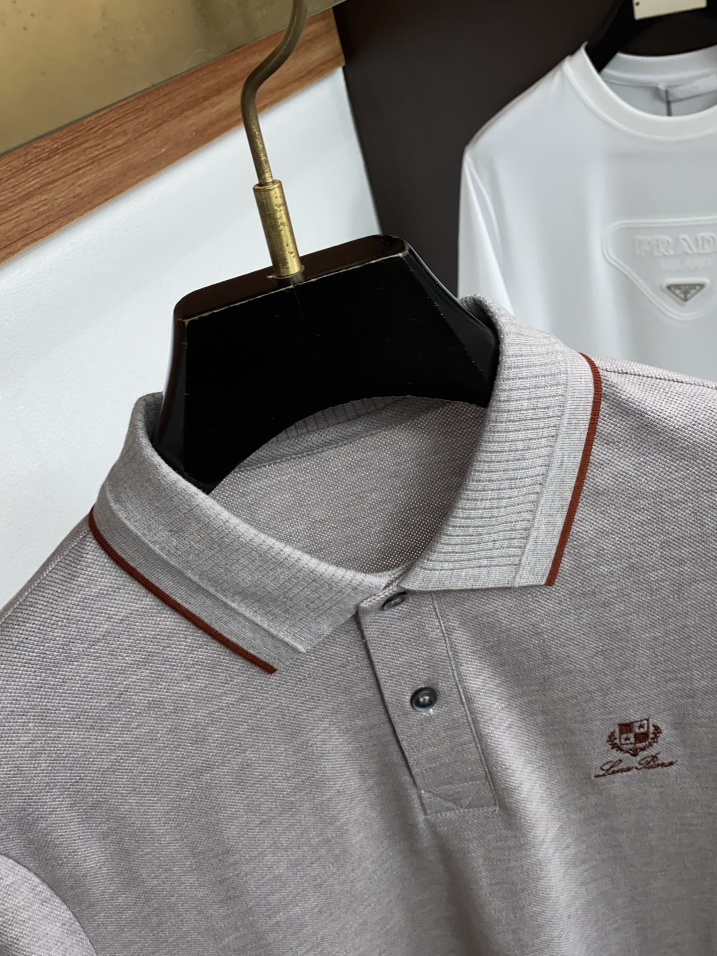 Loro Piana 诺悠翩雅 2026春夏新品细纹珠地商务Polo，极简的衣身造型！顶级丝光珠地质地 