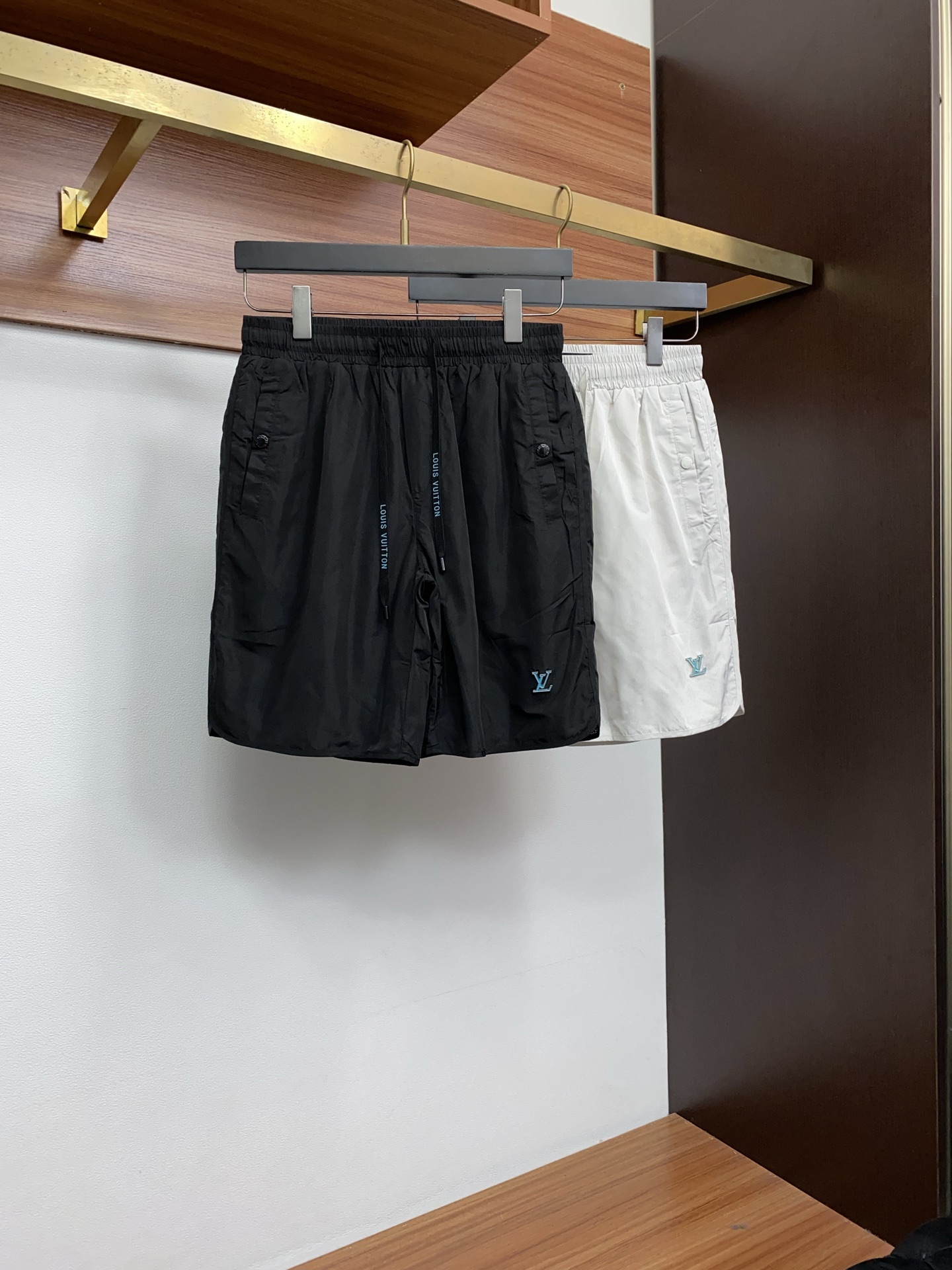 1v 路易威登 春夏新款休闲短裤 品牌经典系列 速干沙滩裤面料 舒适度极好，手触感强烈。原版品牌logo