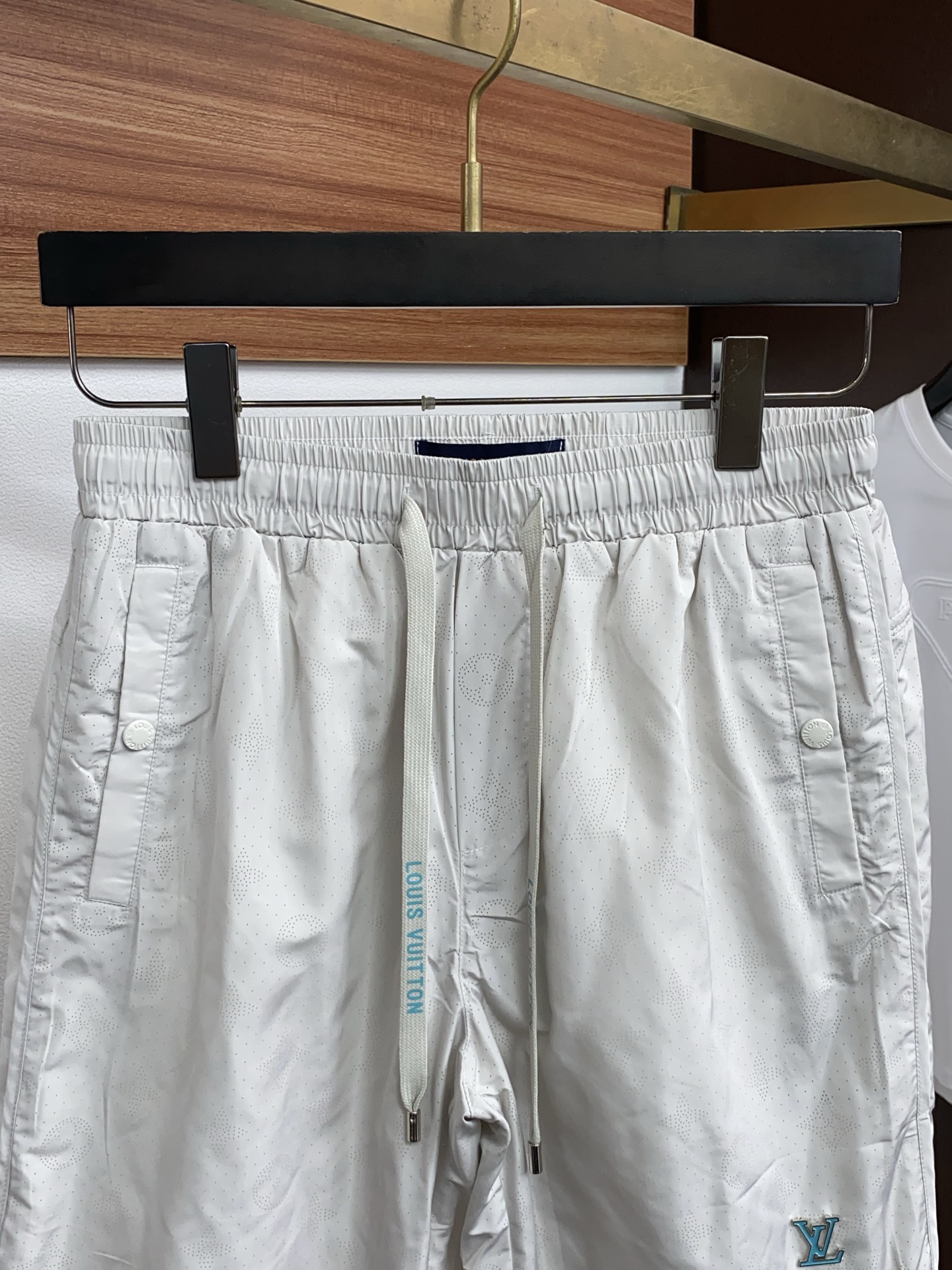 1v 路易威登 春夏新款休闲短裤 品牌经典系列 速干沙滩裤面料 舒适度极好，手触感强烈。原版品牌logo