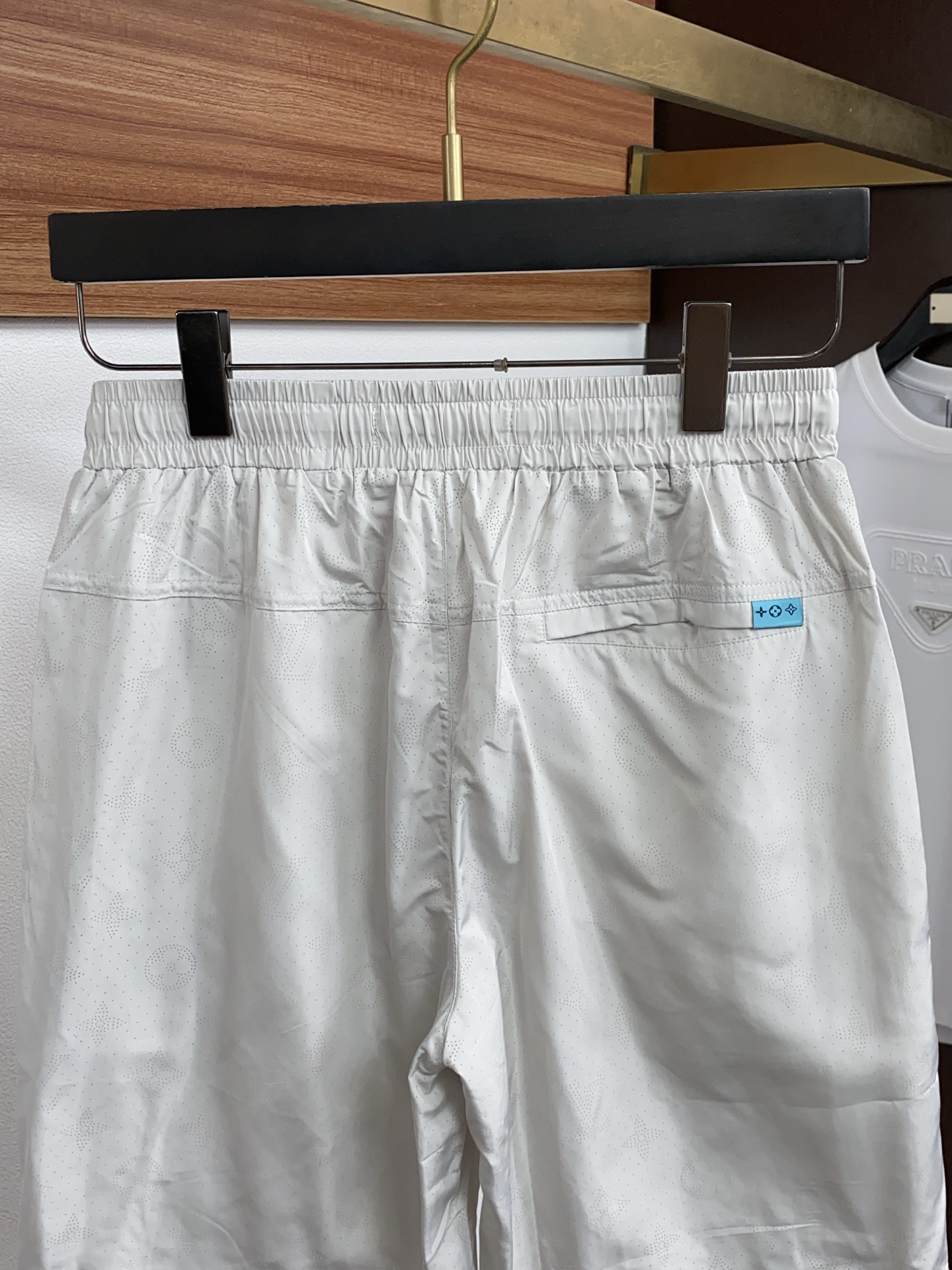 1v 路易威登 春夏新款休闲短裤 品牌经典系列 速干沙滩裤面料 舒适度极好，手触感强烈。原版品牌logo