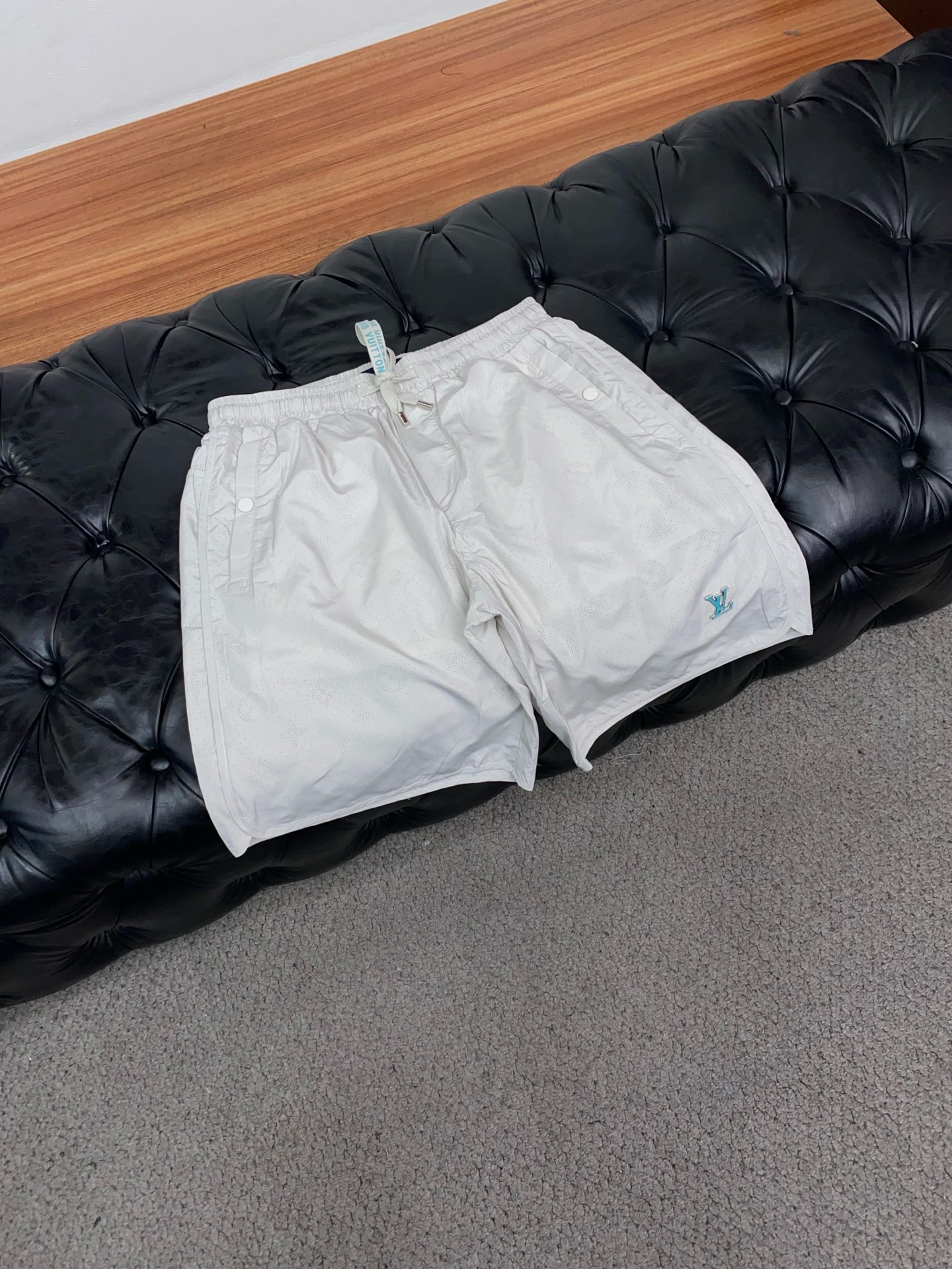 1v 路易威登 春夏新款休闲短裤 品牌经典系列 速干沙滩裤面料 舒适度极好，手触感强烈。原版品牌logo