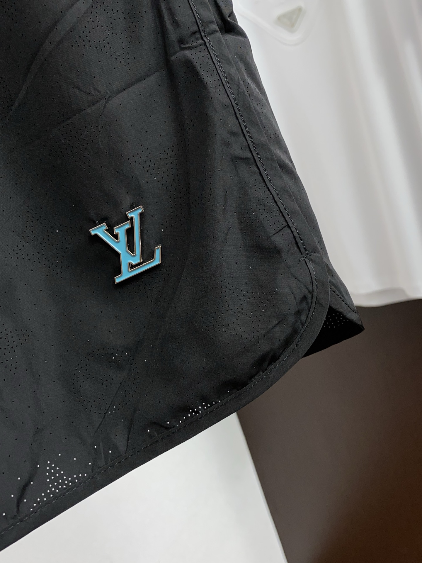 1v 路易威登 春夏新款休闲短裤 品牌经典系列 速干沙滩裤面料 舒适度极好，手触感强烈。原版品牌logo
