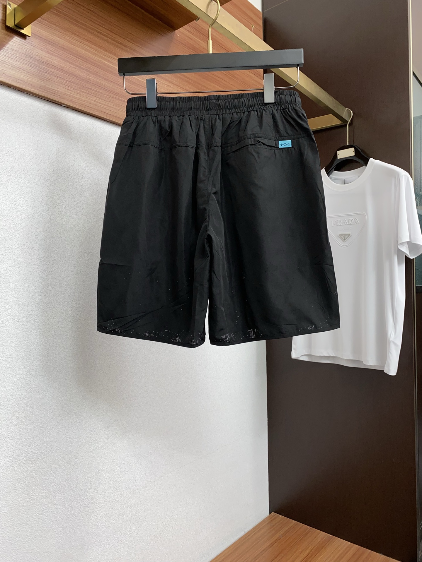 1v 路易威登 春夏新款休闲短裤 品牌经典系列 速干沙滩裤面料 舒适度极好，手触感强烈。原版品牌logo