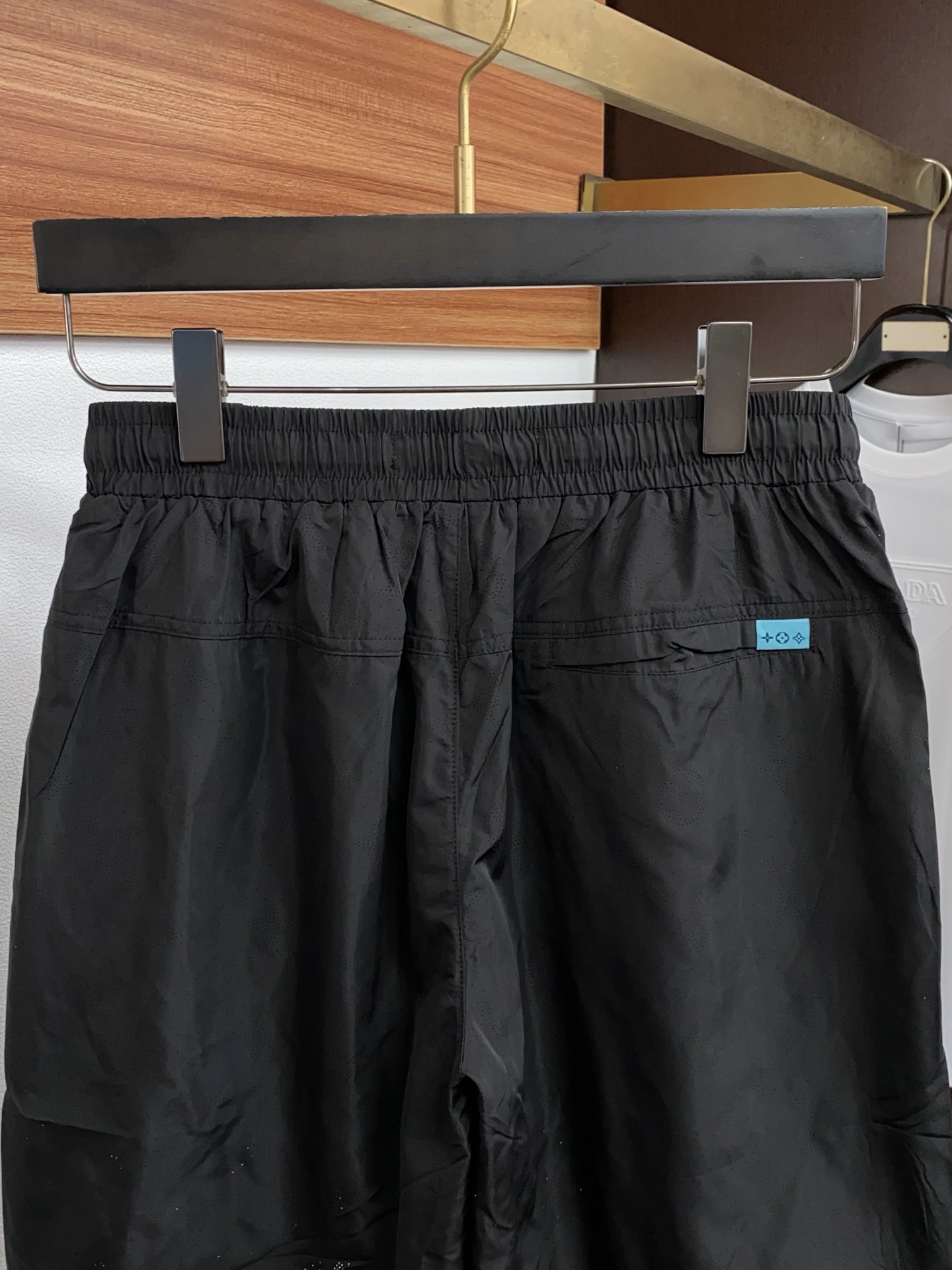1v 路易威登 春夏新款休闲短裤 品牌经典系列 速干沙滩裤面料 舒适度极好，手触感强烈。原版品牌logo