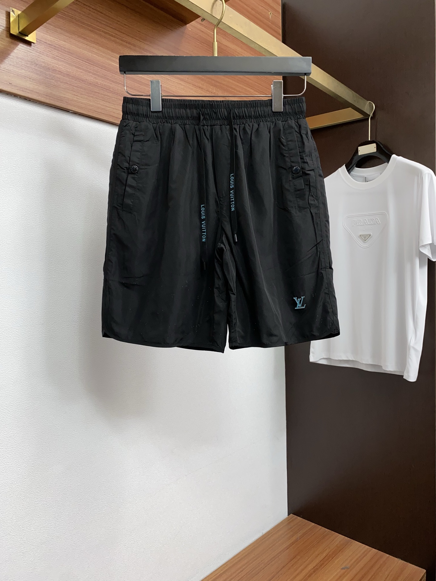 1v 路易威登 春夏新款休闲短裤 品牌经典系列 速干沙滩裤面料 舒适度极好，手触感强烈。原版品牌logo