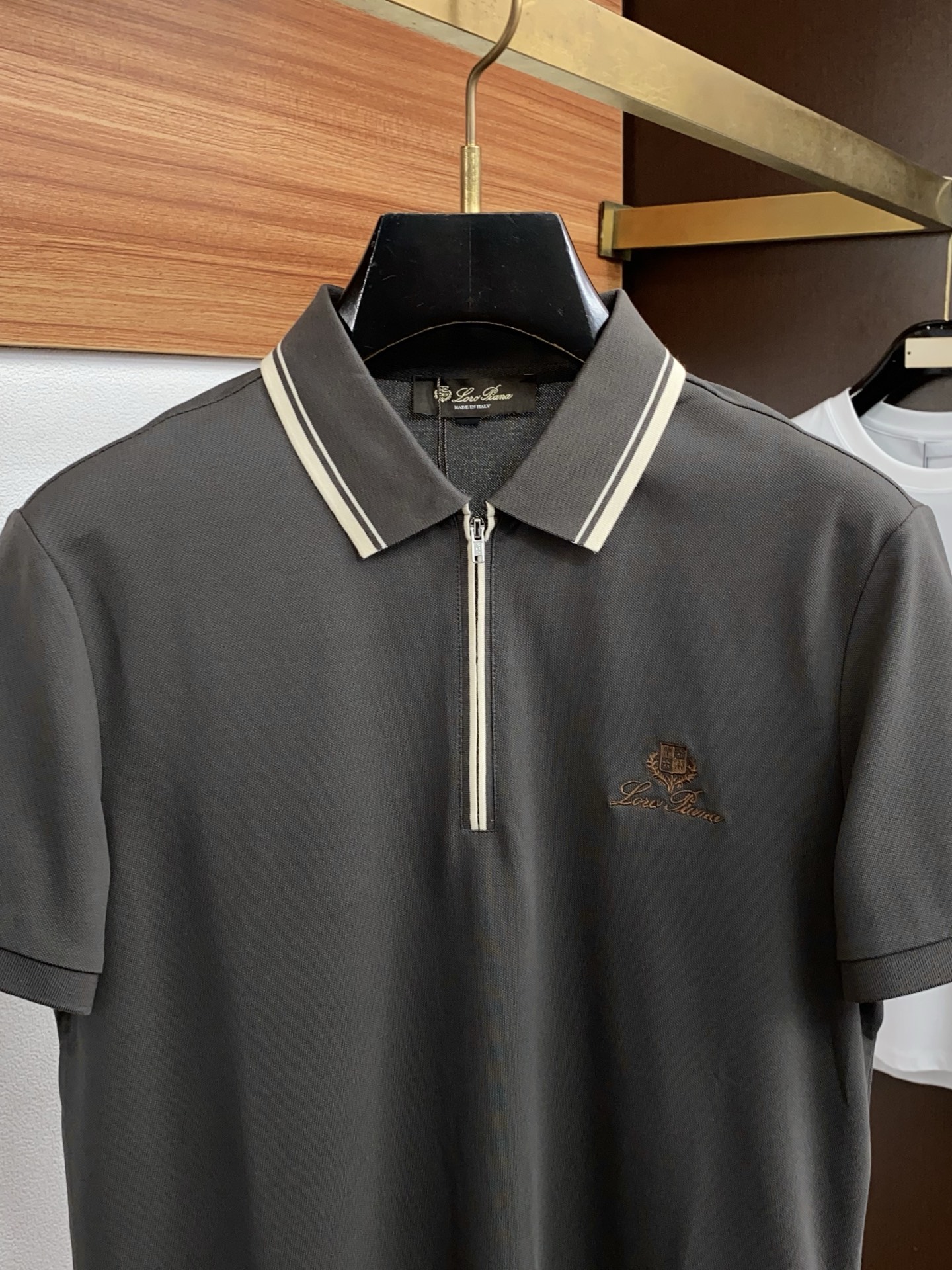 Loro Piana 诺悠翩雅 经典翻领POLO版型，修饰身形，沉稳百搭，不挑肤色，适配商务、休闲多场景