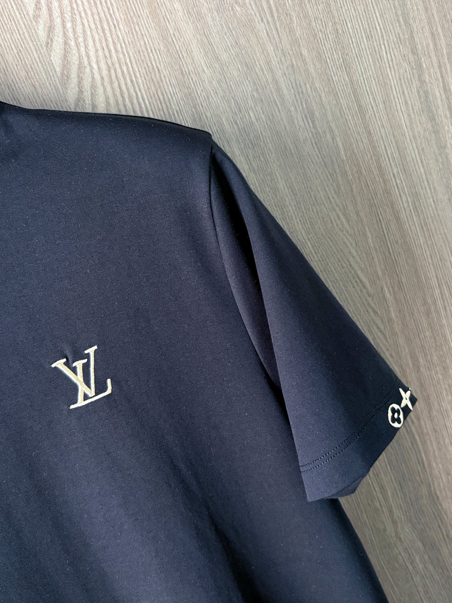 1v 路易威登 2026春夏新款首发专柜最新款圆领短袖 高端订制 设计前卫时尚！品牌logo重工艺设计 