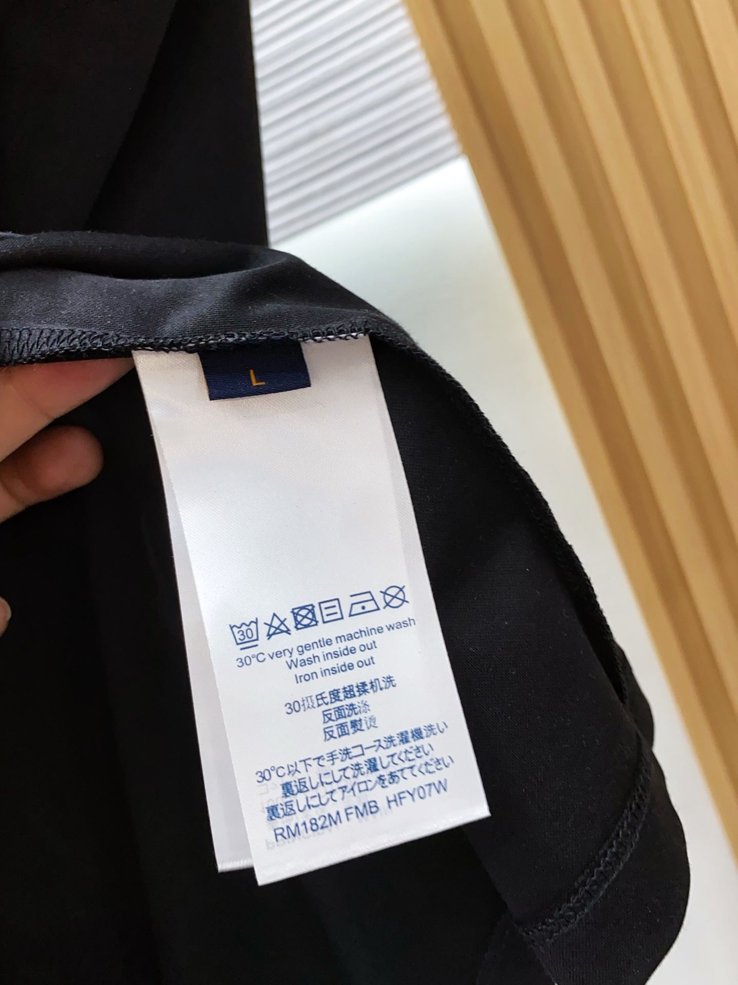 1v 路易威登 2026春夏新款首发专柜最新款圆领短袖 高端订制 设计前卫时尚！品牌logo重工艺设计 