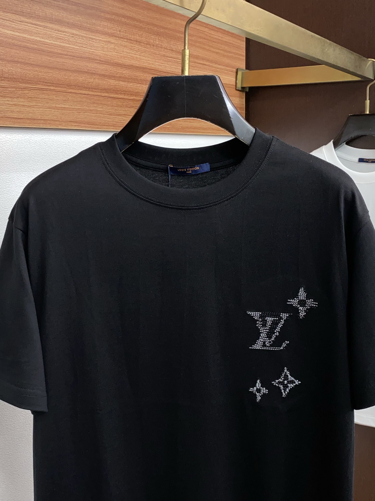 1v 路易威登 ss新工艺logo纯棉质微阔版圆领男士短袖T恤，新季新推系列将标识巧妙融入设计，塑就一系