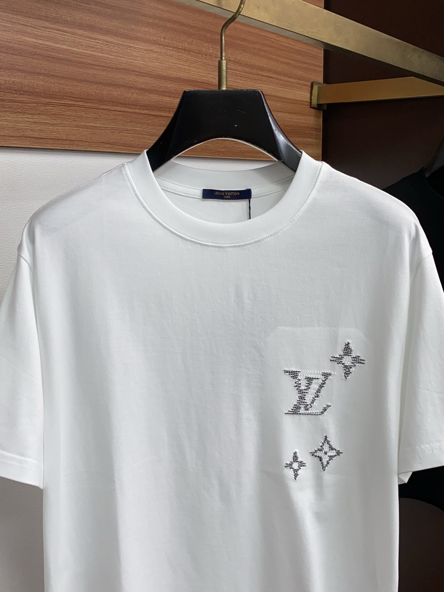 1v 路易威登 ss新工艺logo纯棉质微阔版圆领男士短袖T恤，新季新推系列将标识巧妙融入设计，塑就一系