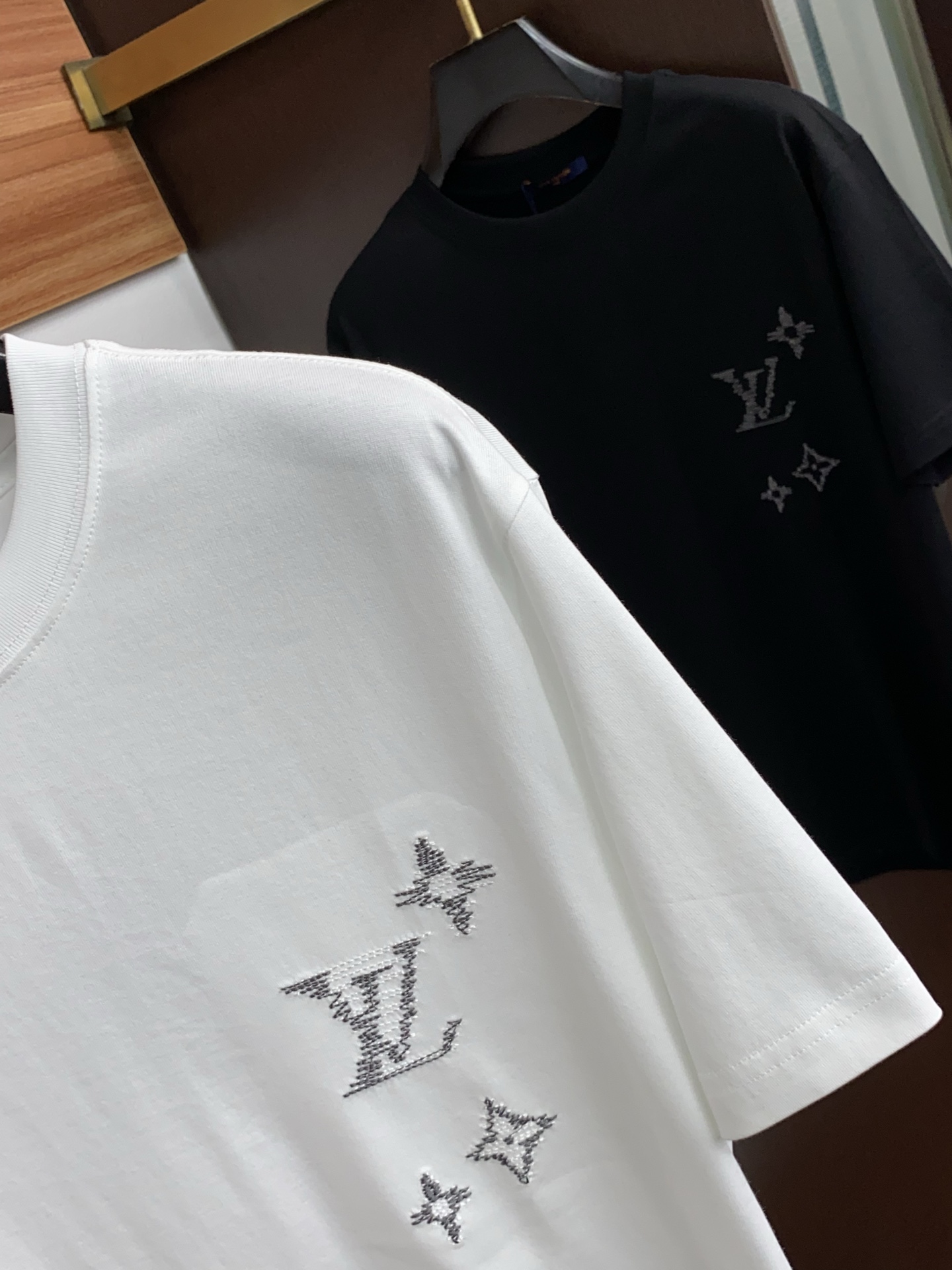 1v 路易威登 ss新工艺logo纯棉质微阔版圆领男士短袖T恤，新季新推系列将标识巧妙融入设计，塑就一系