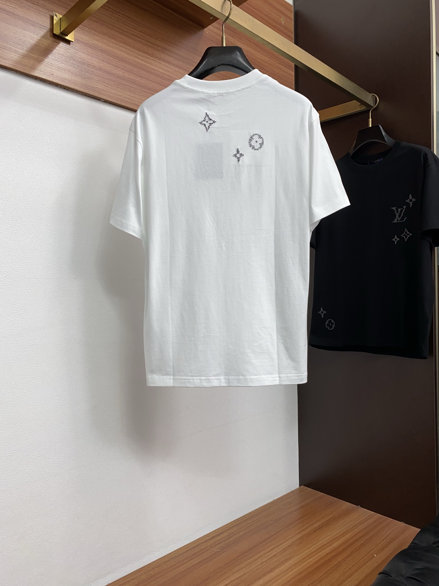 1v 路易威登 ss新工艺logo纯棉质微阔版圆领男士短袖T恤，新季新推系列将标识巧妙融入设计，塑就一系