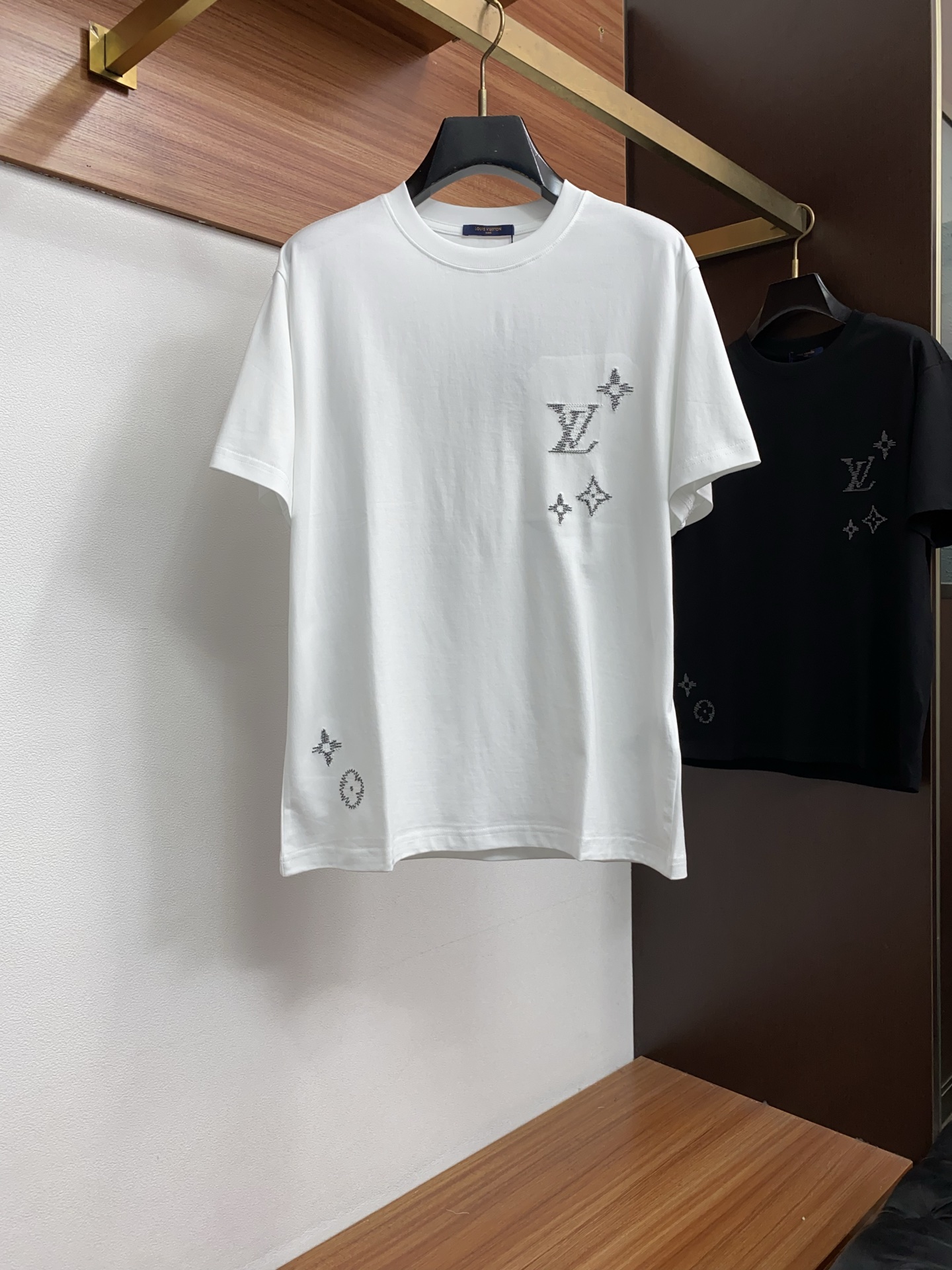 1v 路易威登 ss新工艺logo纯棉质微阔版圆领男士短袖T恤，新季新推系列将标识巧妙融入设计，塑就一系