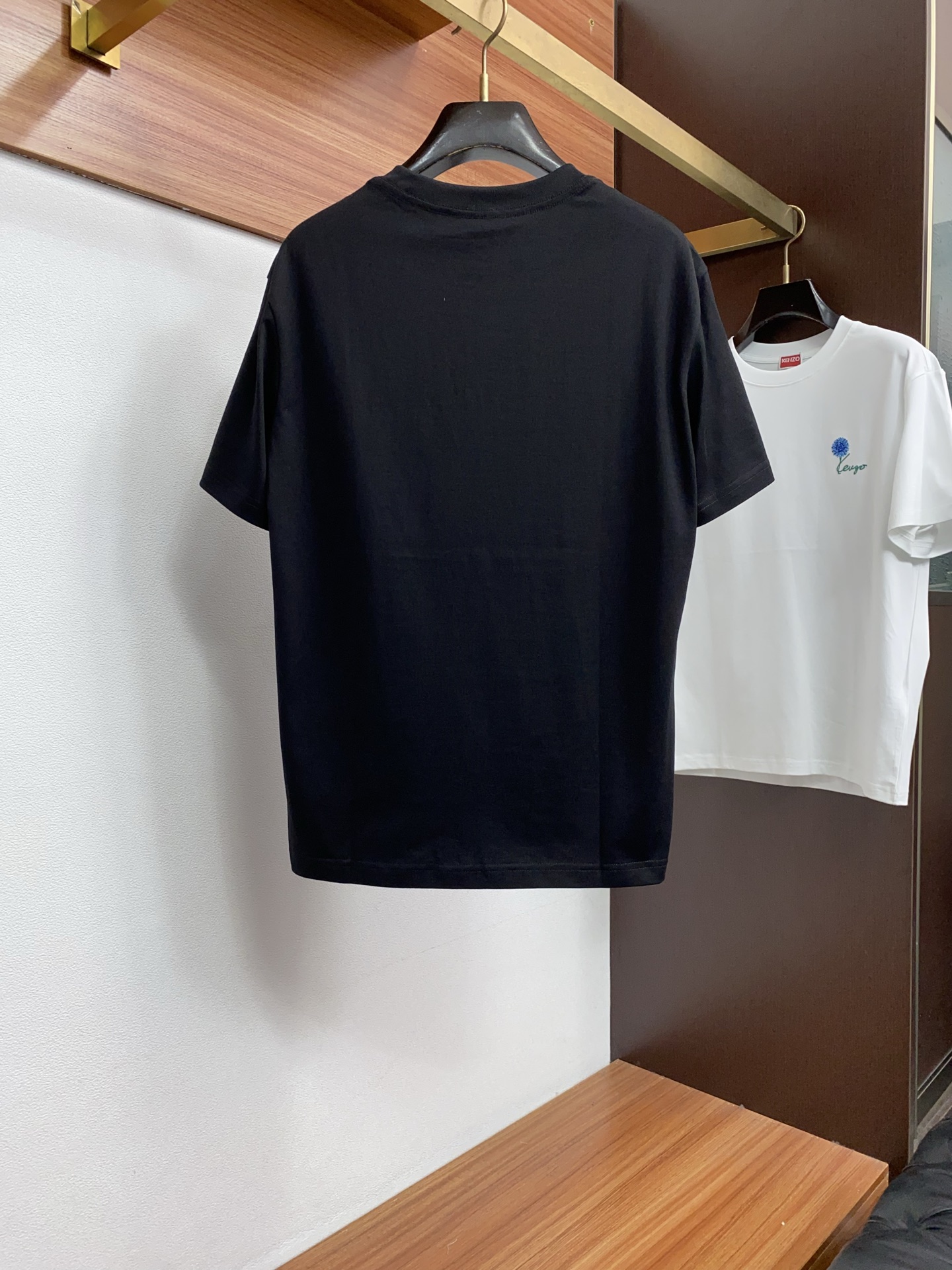 kenzo ss新工艺logo纯棉质微阔版圆领男士短袖T恤，新季新推系列将标识巧妙融入设计，塑就一系列充